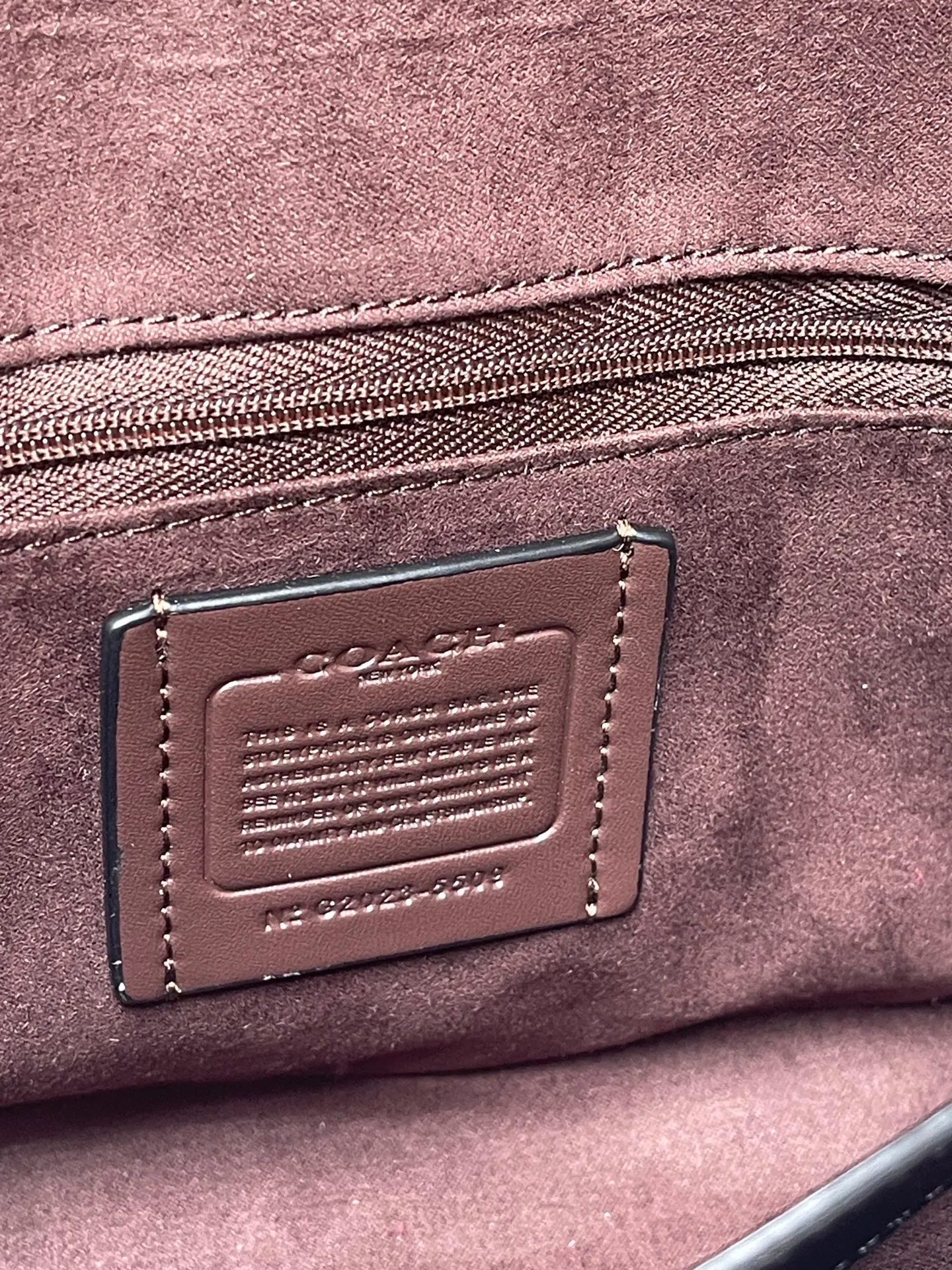 Top original order, batch 540💰coach/new model 💃Model 5509 is available at the counter simultaneously, the outlet style Tabby is about to become my favorite bag when going out on the street. The first time I got it, I thought it must be a hot item. The color is great, it can be worn under the armpits, and it can be worn with a small suit under the armpits in a medieval style. A cool and handsome girl walks. Approximate size: (There is an error of 1-3 cm due to manual measurement) 27x15x8 cm
