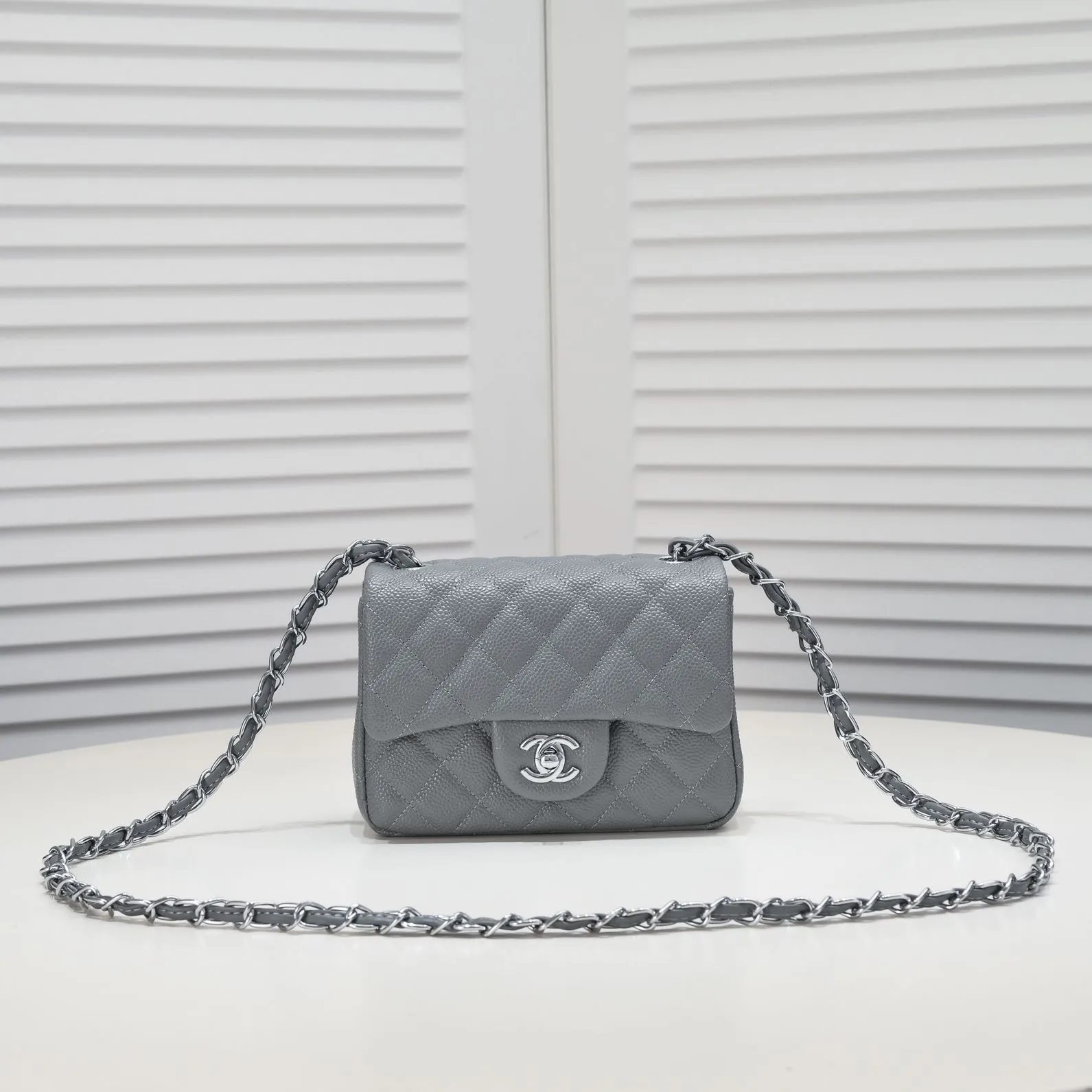 💰310￥Gray Chanel🔺🚴🏼💸Choose high-quality cowhide🌺Original split version and made one to one 💯The hand feel is first-class, 🌲The design inspired by the camera shape fully embodies perfection! [Qiang] [Qiang] Integrates art and practicality, [Ladybug] Gorgeous and low-key plump 💯📨📨Classic is irresistible, ♒ You have to receive it to understand ✈✈🍭🍭Insist on high quality and low price🐟🐟, model number: 1115, size: 17.5*13*5 cm