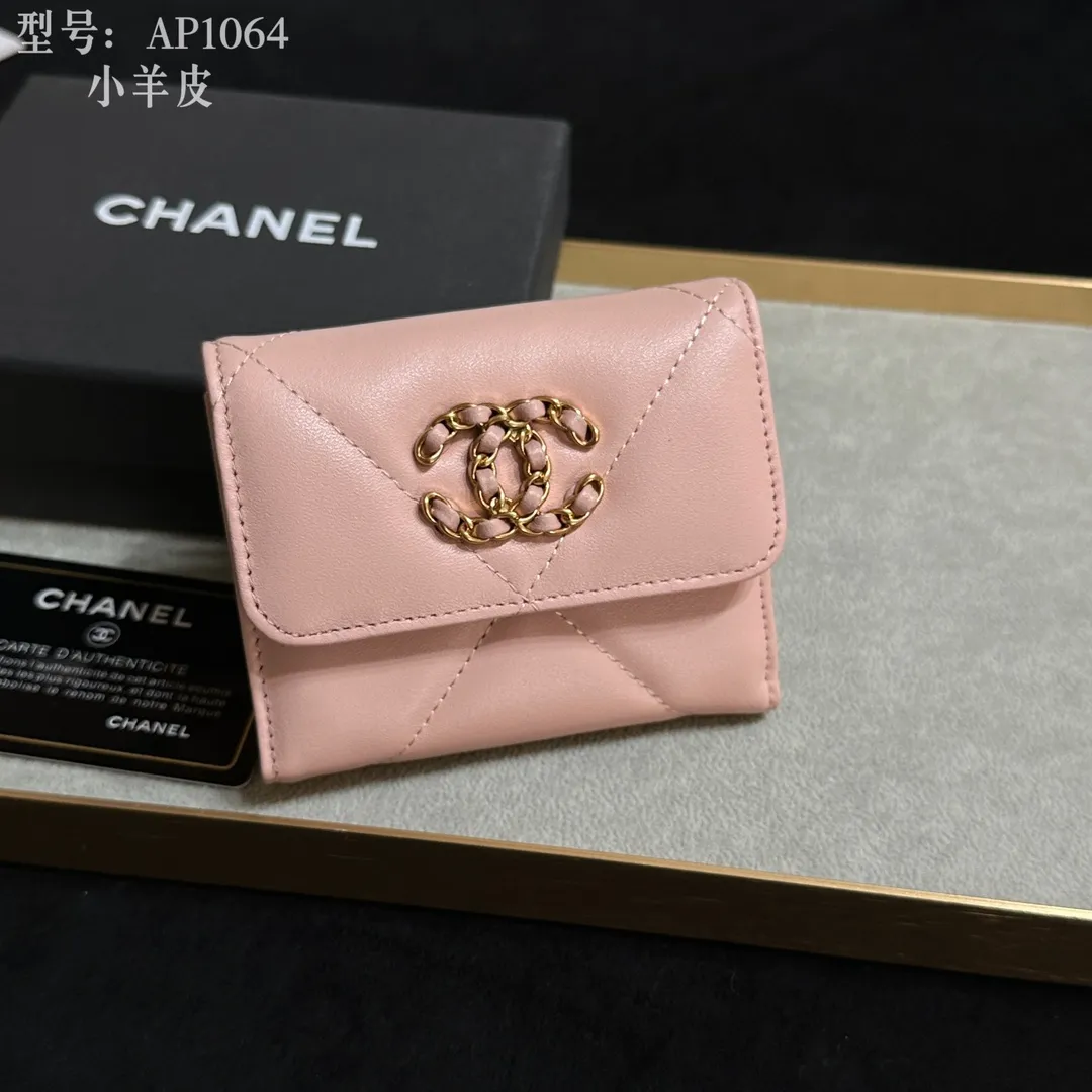 💰170 💎Top quality💖 𝑪𝑯𝑨𝑵𝑬𝑳 All sheepskin inside and outside 💕 Grandma’s annual hot 19 series The only series named after the year 2019; it was created by Lafayette and the current design director during his lifetime, witnessing the alternation of the two eras of the brand, uniquely meaningful! The enlarged rhombus pattern presents the leather chain style in the large Double C logo, giving it a strong nostalgic retro style. 19 series small mouth cover pure goat leather! Comes with new luogo. Stylish and elegant/original quality! The details are stunningly beautiful. Model: AP2158. Size: 10.7*9.5*2.7cm