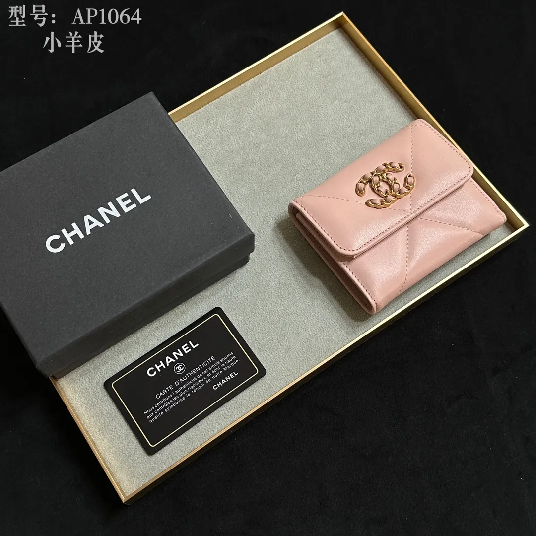 💰170 💎Top quality💖 𝑪𝑯𝑨𝑵𝑬𝑳 All sheepskin inside and outside 💕 Grandma’s annual hot 19 series The only series named after the year 2019; it was created by Lafayette and the current design director during his lifetime, witnessing the alternation of the two eras of the brand, uniquely meaningful! The enlarged rhombus pattern presents the leather chain style in the large Double C logo, giving it a strong nostalgic retro style. 19 series small mouth cover pure goat leather! Comes with new luogo. Stylish and elegant/original quality! The details are stunningly beautiful. Model: AP2158. Size: 10.7*9.5*2.7cm