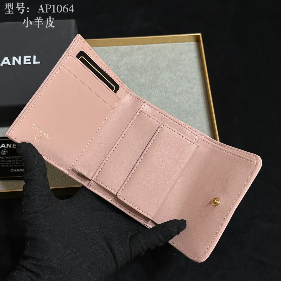 💰170 💎Top quality💖 𝑪𝑯𝑨𝑵𝑬𝑳 All sheepskin inside and outside 💕 Grandma’s annual hot 19 series The only series named after the year 2019; it was created by Lafayette and the current design director during his lifetime, witnessing the alternation of the two eras of the brand, uniquely meaningful! The enlarged rhombus pattern presents the leather chain style in the large Double C logo, giving it a strong nostalgic retro style. 19 series small mouth cover pure goat leather! Comes with new luogo. Stylish and elegant/original quality! The details are stunningly beautiful. Model: AP2158. Size: 10.7*9.5*2.7cm