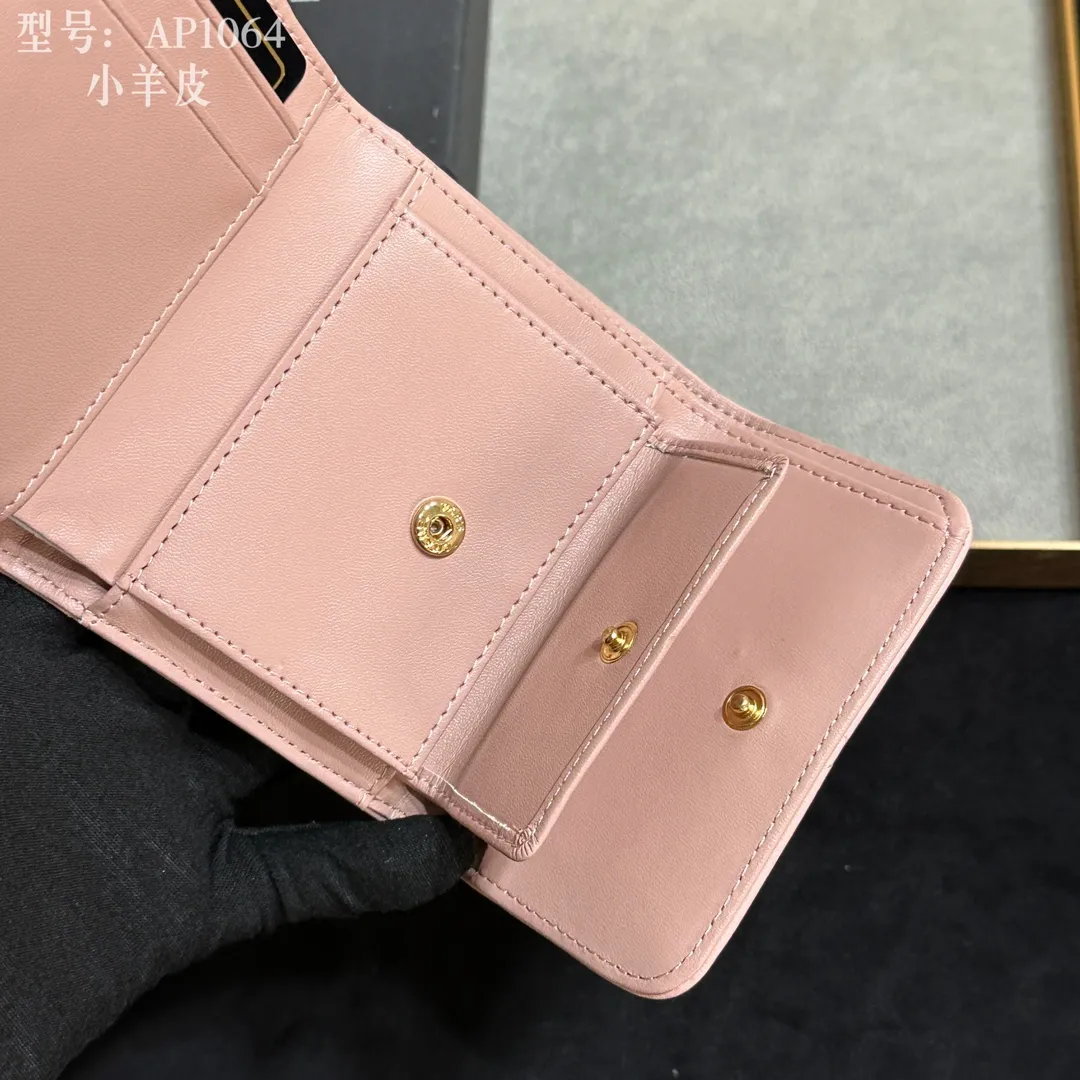 💰170 💎Top quality💖 𝑪𝑯𝑨𝑵𝑬𝑳 All sheepskin inside and outside 💕 Grandma’s annual hot 19 series The only series named after the year 2019; it was created by Lafayette and the current design director during his lifetime, witnessing the alternation of the two eras of the brand, uniquely meaningful! The enlarged rhombus pattern presents the leather chain style in the large Double C logo, giving it a strong nostalgic retro style. 19 series small mouth cover pure goat leather! Comes with new luogo. Stylish and elegant/original quality! The details are stunningly beautiful. Model: AP2158. Size: 10.7*9.5*2.7cm