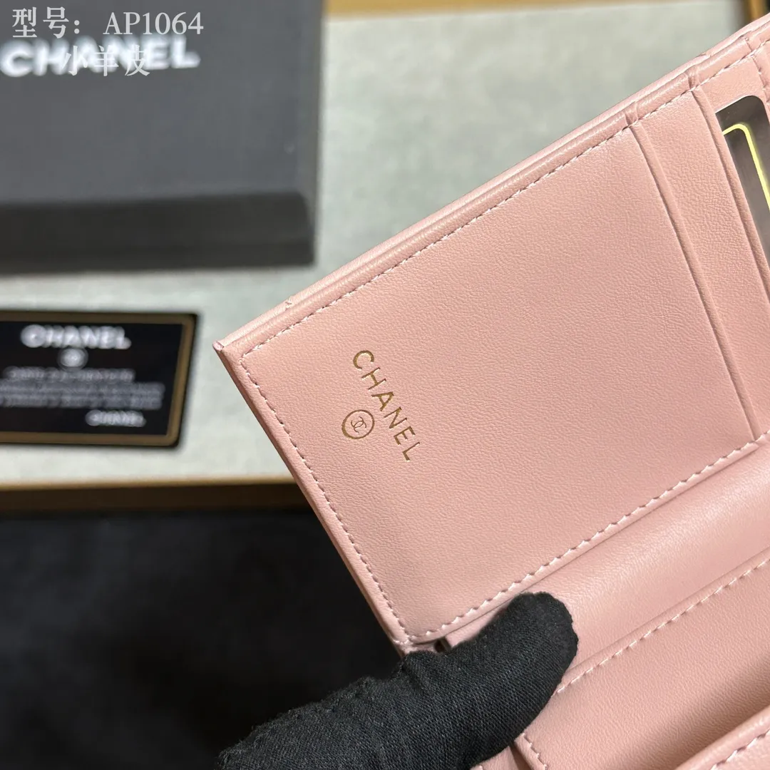 💰170 💎Top quality💖 𝑪𝑯𝑨𝑵𝑬𝑳 All sheepskin inside and outside 💕 Grandma’s annual hot 19 series The only series named after the year 2019; it was created by Lafayette and the current design director during his lifetime, witnessing the alternation of the two eras of the brand, uniquely meaningful! The enlarged rhombus pattern presents the leather chain style in the large Double C logo, giving it a strong nostalgic retro style. 19 series small mouth cover pure goat leather! Comes with new luogo. Stylish and elegant/original quality! The details are stunningly beautiful. Model: AP2158. Size: 10.7*9.5*2.7cm
