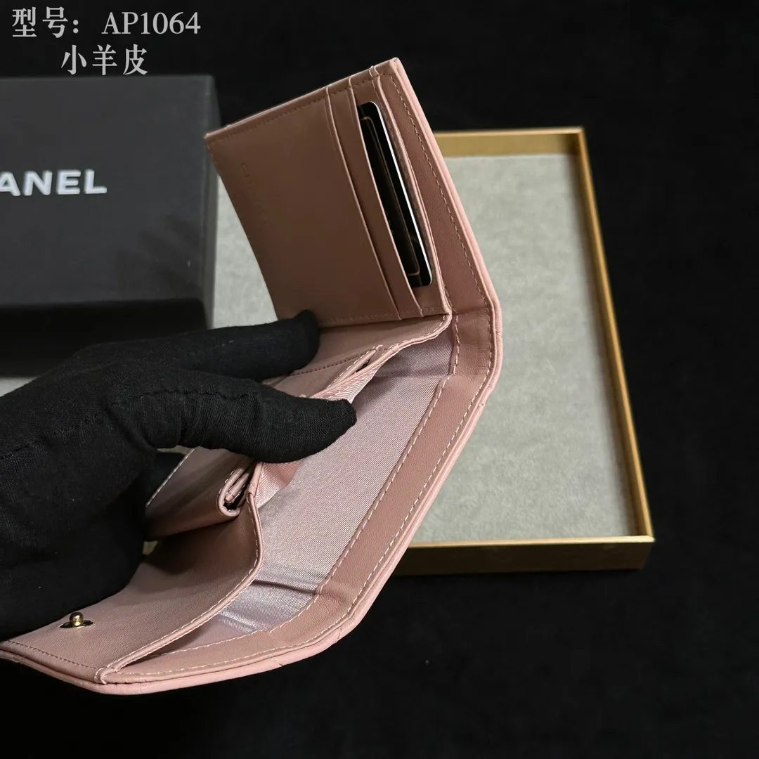 💰170 💎Top quality💖 𝑪𝑯𝑨𝑵𝑬𝑳 All sheepskin inside and outside 💕 Grandma’s annual hot 19 series The only series named after the year 2019; it was created by Lafayette and the current design director during his lifetime, witnessing the alternation of the two eras of the brand, uniquely meaningful! The enlarged rhombus pattern presents the leather chain style in the large Double C logo, giving it a strong nostalgic retro style. 19 series small mouth cover pure goat leather! Comes with new luogo. Stylish and elegant/original quality! The details are stunningly beautiful. Model: AP2158. Size: 10.7*9.5*2.7cm