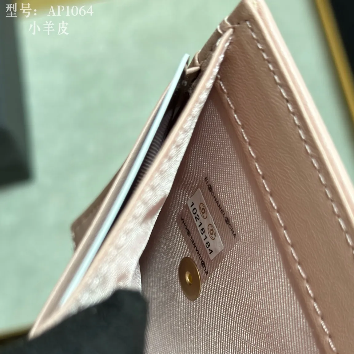 💰170 💎Top quality💖 𝑪𝑯𝑨𝑵𝑬𝑳 All sheepskin inside and outside 💕 Grandma’s annual hot 19 series The only series named after the year 2019; it was created by Lafayette and the current design director during his lifetime, witnessing the alternation of the two eras of the brand, uniquely meaningful! The enlarged rhombus pattern presents the leather chain style in the large Double C logo, giving it a strong nostalgic retro style. 19 series small mouth cover pure goat leather! Comes with new luogo. Stylish and elegant/original quality! The details are stunningly beautiful. Model: AP2158. Size: 10.7*9.5*2.7cm
