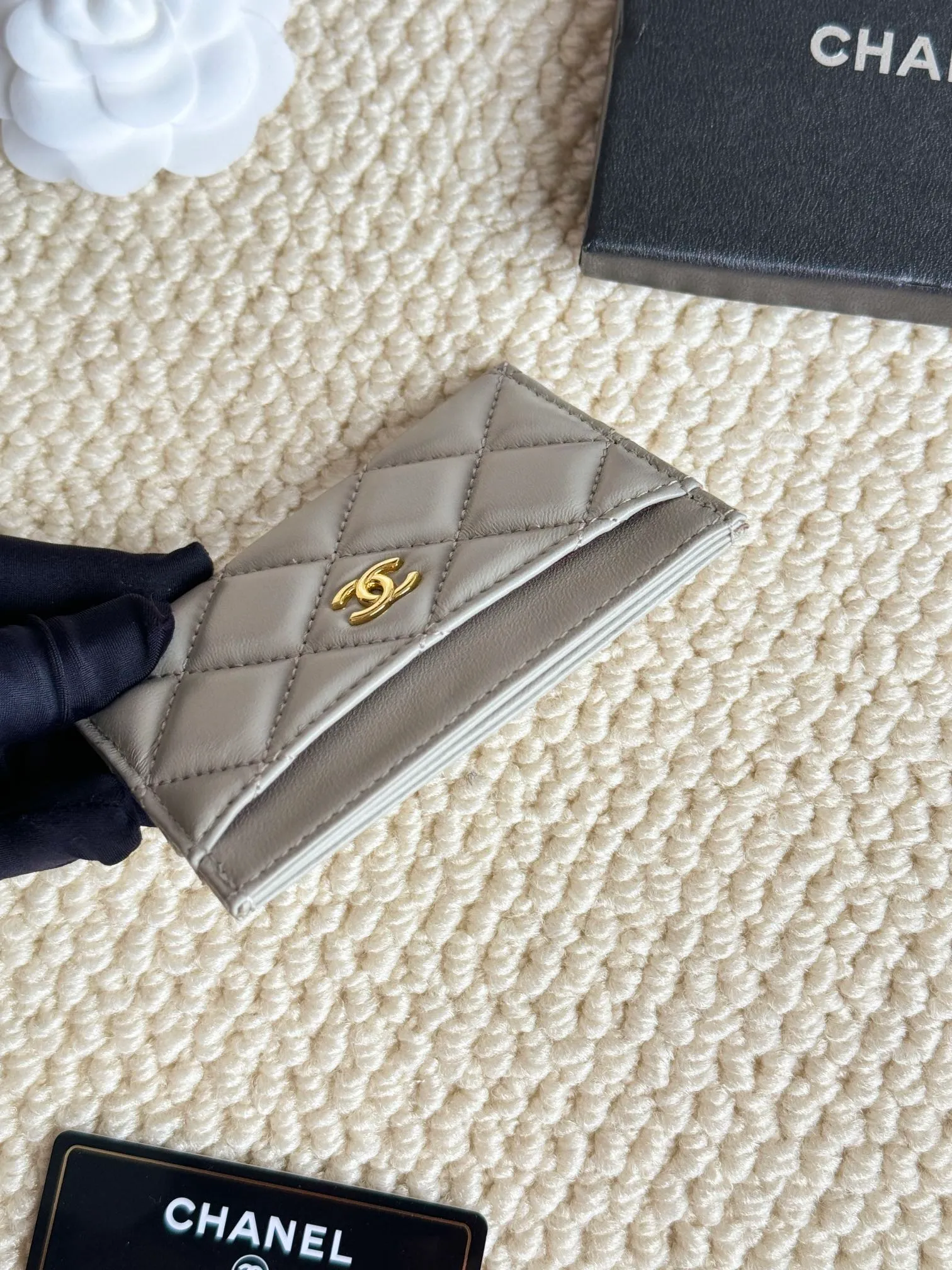 💰100Chanel Chanel counter classic card holder Model number: AP456 Made of sheepskin, a classic and timeless mini card holder. Super cute😍 Size: 7.5×11.2×0.5cm Fine workmanship and high-end quality