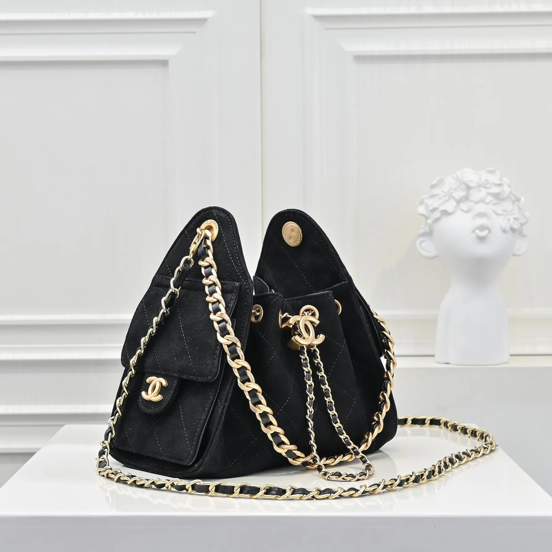 💰520￥Mini chanel 25c bag king matte suede hobo underarm bag hippie underarm bag mini retro gold coin button drawstring bucket bag + diamond pattern + retro black gold classic chain design, full of high-end sense! A must-have for daily travel, with exquisite appearance and delicate texture, it can be easily worn in both casual and formal occasions. It is small and cute and comes with a cross-body chain, which is very nice. Size: 20x22x12.5cm Style number: 7016 Material: frosted