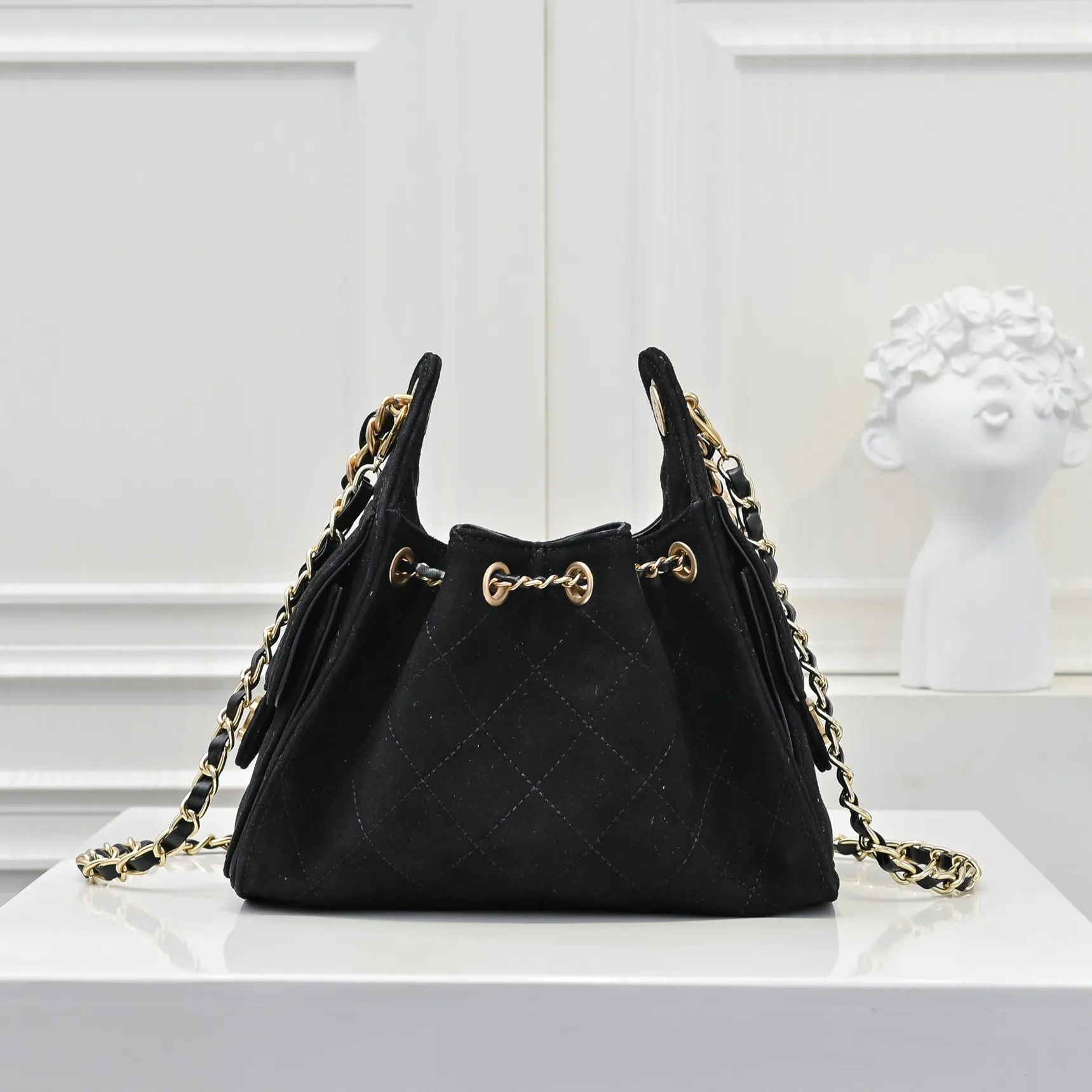 💰520￥Mini chanel 25c bag king matte suede hobo underarm bag hippie underarm bag mini retro gold coin button drawstring bucket bag + diamond pattern + retro black gold classic chain design, full of high-end sense! A must-have for daily travel, with exquisite appearance and delicate texture, it can be easily worn in both casual and formal occasions. It is small and cute and comes with a cross-body chain, which is very nice. Size: 20x22x12.5cm Style number: 7016 Material: frosted