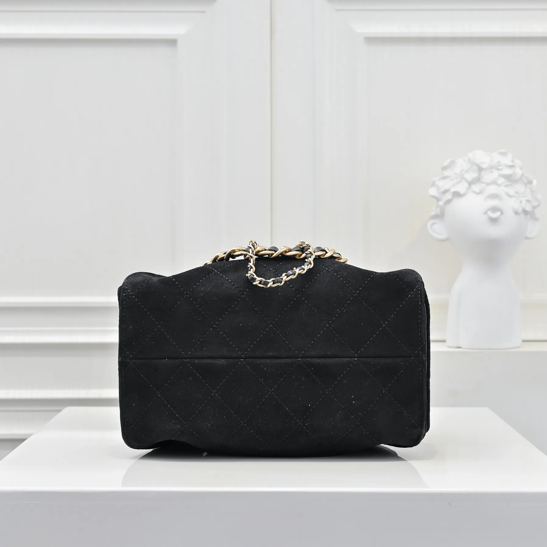 💰520￥Mini chanel 25c bag king matte suede hobo underarm bag hippie underarm bag mini retro gold coin button drawstring bucket bag + diamond pattern + retro black gold classic chain design, full of high-end sense! A must-have for daily travel, with exquisite appearance and delicate texture, it can be easily worn in both casual and formal occasions. It is small and cute and comes with a cross-body chain, which is very nice. Size: 20x22x12.5cm Style number: 7016 Material: frosted