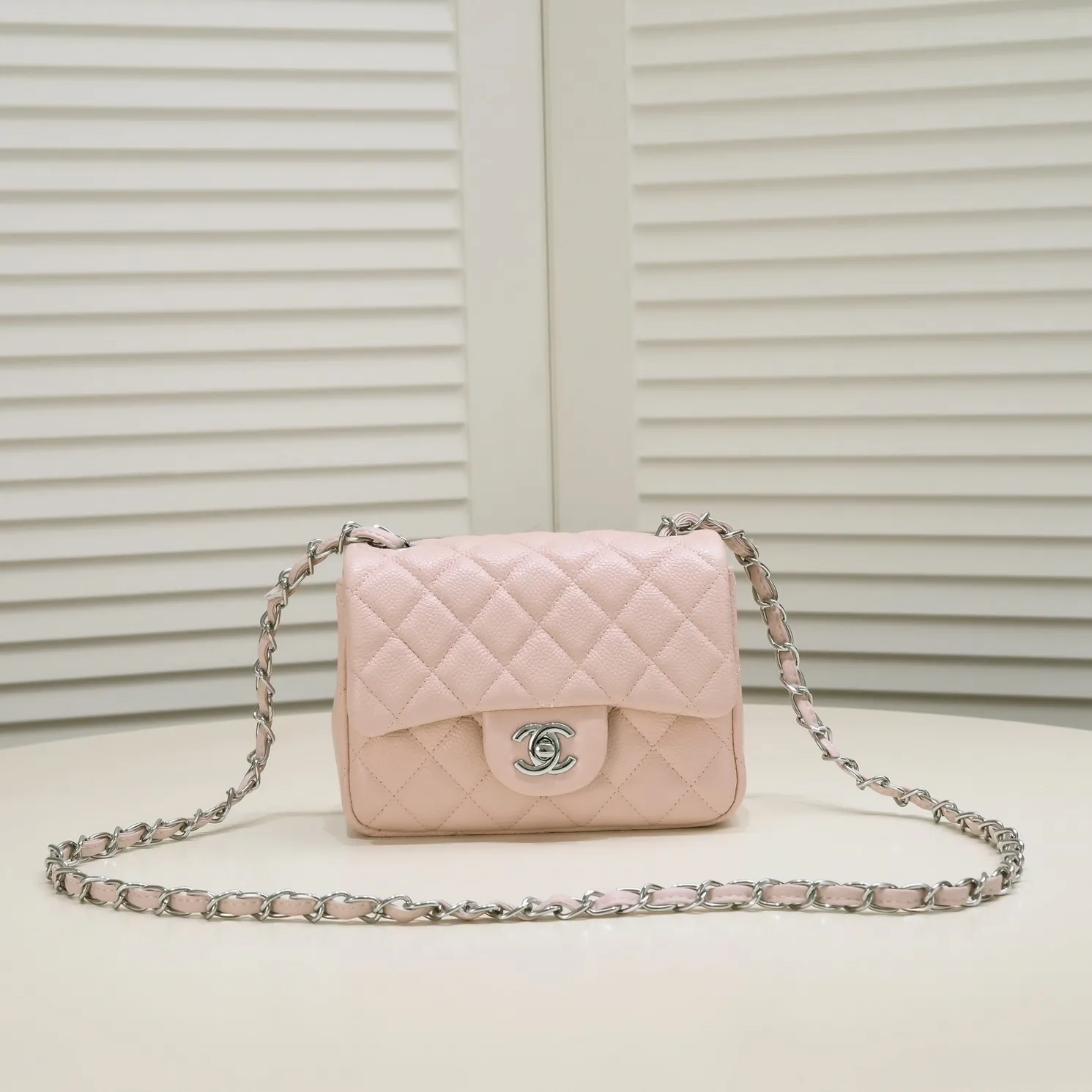 💰310￥Chanel🔺🚴🏼💸Choose high-quality cowhide 🌺Original split version and create one to one 💯The hand feel is first-class, 🌲The design inspired by the camera shape fully embodies perfection! [Qiang] [Qiang] Integrates art and practicality, [Ladybug] Gorgeous and low-key plump 💯📨📨Classic is irresistible, ♒ You have to receive it to understand ✈✈🍭🍭Insist on high quality and low price🐟🐟, model number: 1115, size: 17.5*13*5 cm