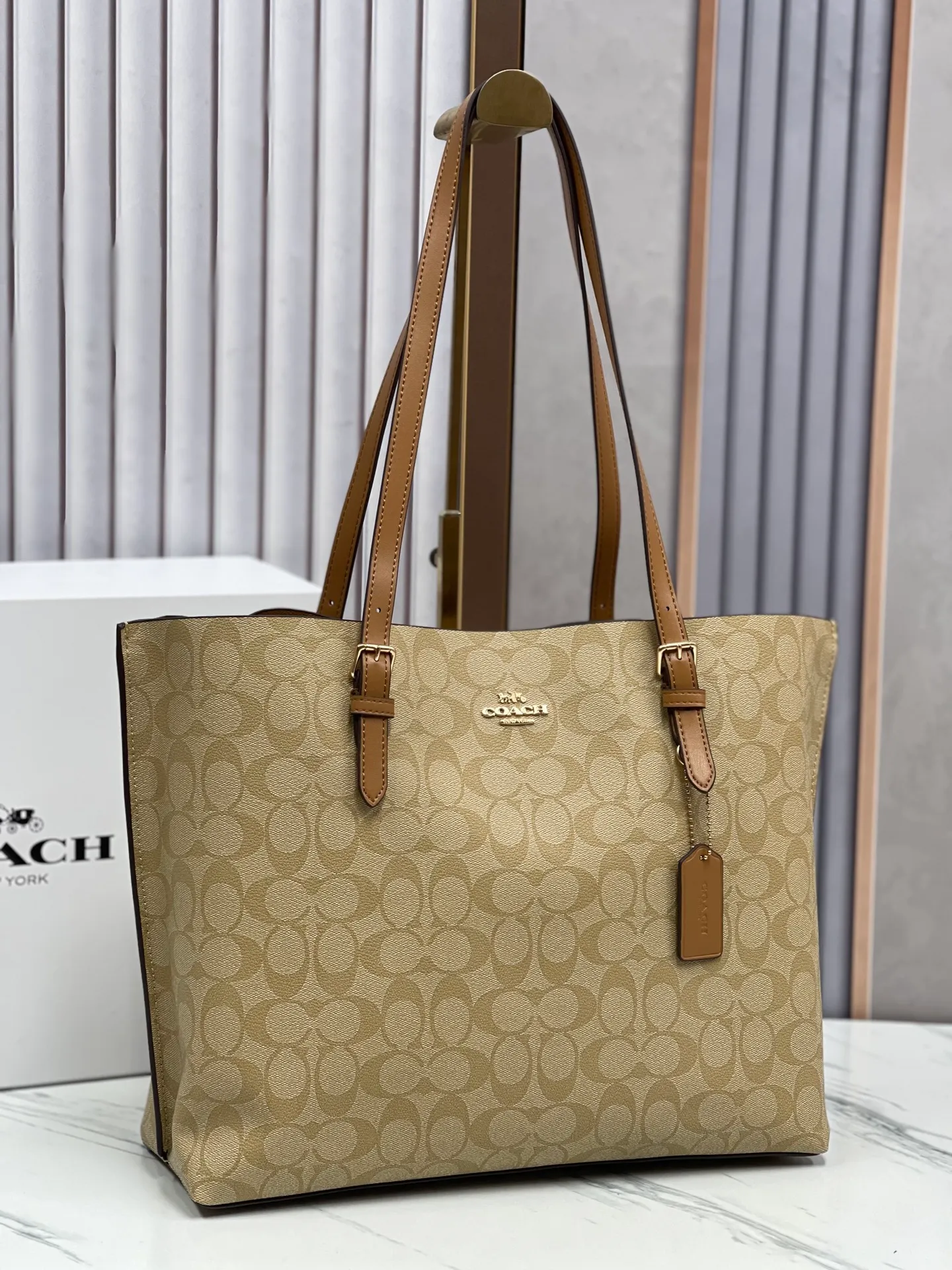 P440¥Coach’s counter model mollie tote series, model 1665, the new tote bag, the latest style, with compartments and zippers, convenient and private, and will make you consciously load them in categories. New bag appearance, large capacity, original opening. Size approximately 34/13/28,