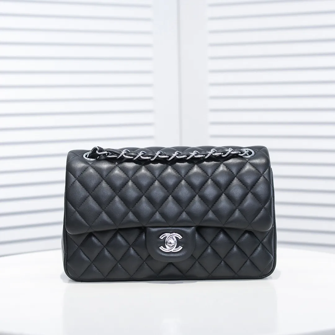 💰420￥Chanel🔥Exclusive quality real shot shipment✈️Official website updated simultaneously👑Chanel sheep pattern classic style with original hardware, summer style is coming💋CHANEL ‼ ️Crossbody bag, sheepskin with red lining🌸‼ ️ 🙈Fashion new favorite🙈 Size: 25.5*16*6.5. Style number: 1112 sheepskin