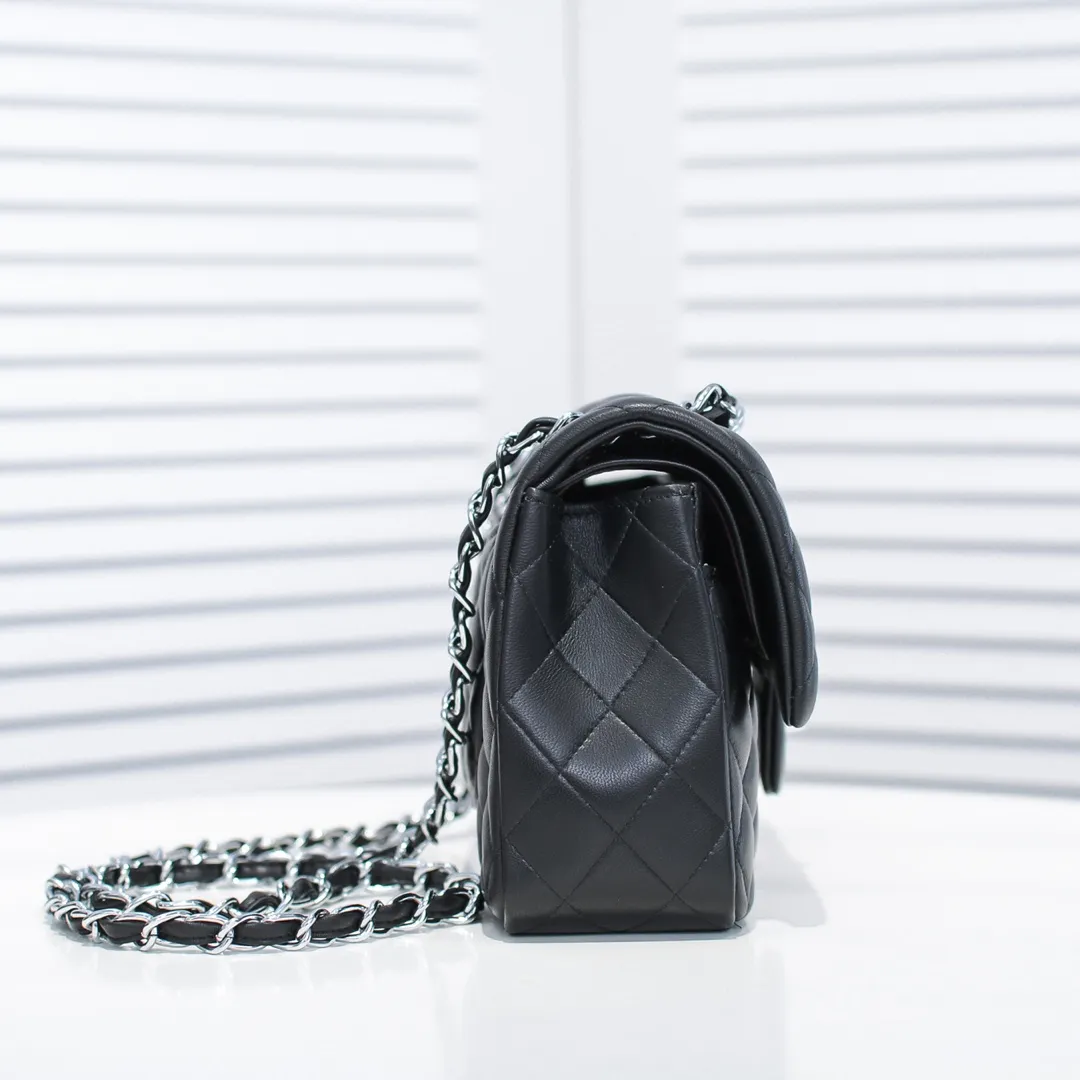 💰420￥Chanel🔥Exclusive quality real shot shipment✈️Official website updated simultaneously👑Chanel sheep pattern classic style with original hardware, summer style is coming💋CHANEL ‼ ️Crossbody bag, sheepskin with red lining🌸‼ ️ 🙈Fashion new favorite🙈 Size: 25.5*16*6.5. Style number: 1112 sheepskin