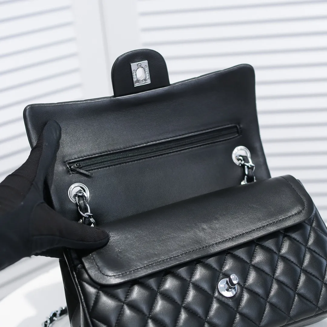 💰420￥Chanel🔥Exclusive quality real shot shipment✈️Official website updated simultaneously👑Chanel sheep pattern classic style with original hardware, summer style is coming💋CHANEL ‼ ️Crossbody bag, sheepskin with red lining🌸‼ ️ 🙈Fashion new favorite🙈 Size: 25.5*16*6.5. Style number: 1112 sheepskin