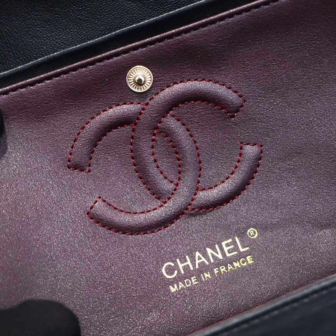 💰420￥Chanel🔥Exclusive quality real shot shipment✈️Official website updated simultaneously👑Chanel sheep pattern classic style with original hardware, summer style is coming💋CHANEL ‼ ️Crossbody bag, sheepskin with red lining🌸‼ ️ 🙈Fashion new favorite🙈 Size: 25.5*16*6.5. Style number: 1112 sheepskin