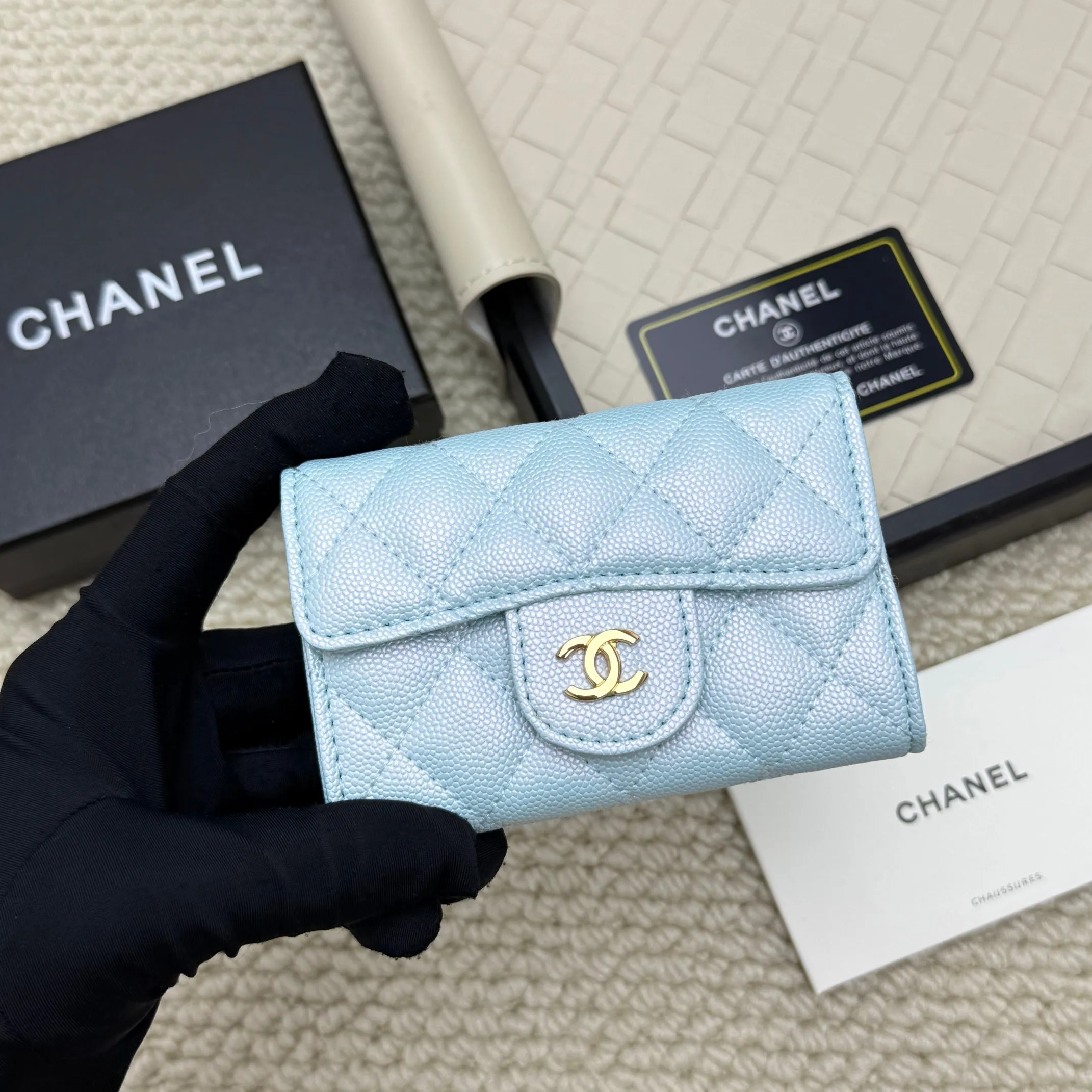💰130 Chanel’s new product🍃card holder has arrived🍃. This card holder is more practical with an inner zipper😘The details are so beautiful, model number P468, size 11*8.5*3cm.