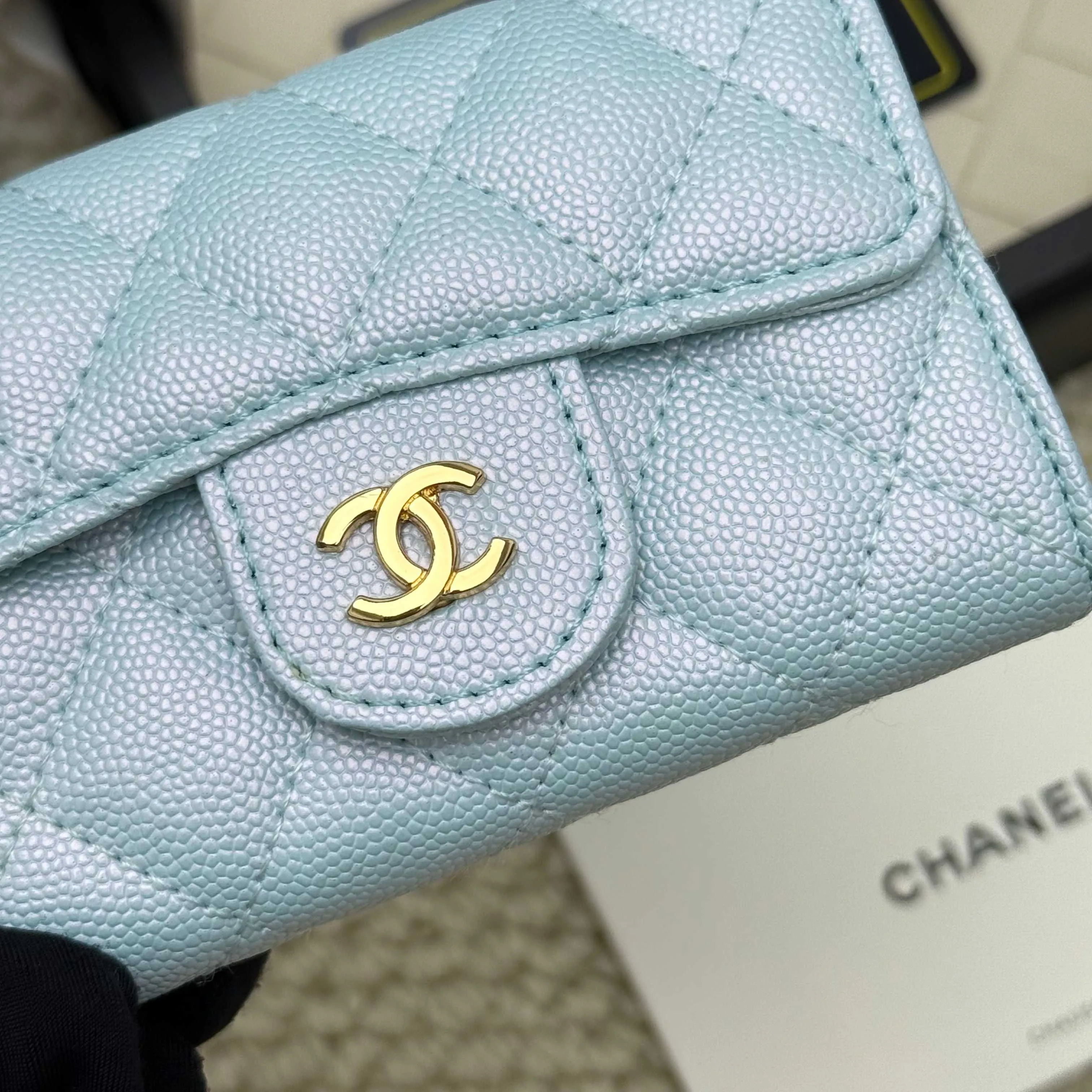 💰130 Chanel’s new product🍃card holder has arrived🍃. This card holder is more practical with an inner zipper😘The details are so beautiful, model number P468, size 11*8.5*3cm.