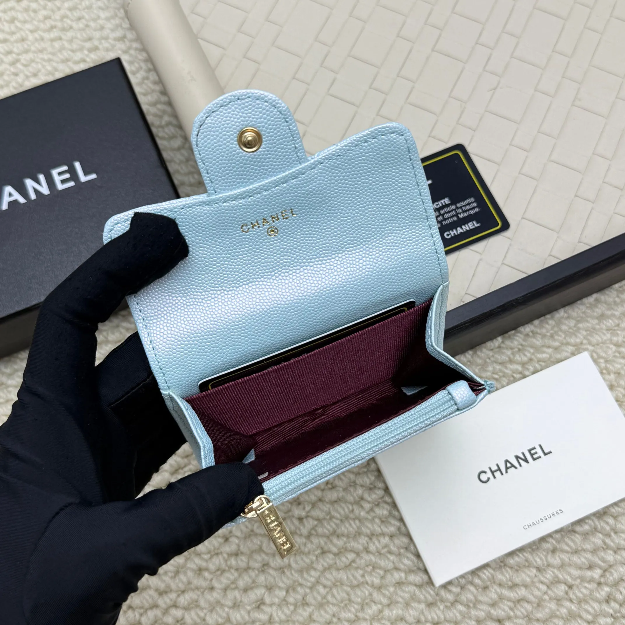 💰130 Chanel’s new product🍃card holder has arrived🍃. This card holder is more practical with an inner zipper😘The details are so beautiful, model number P468, size 11*8.5*3cm.