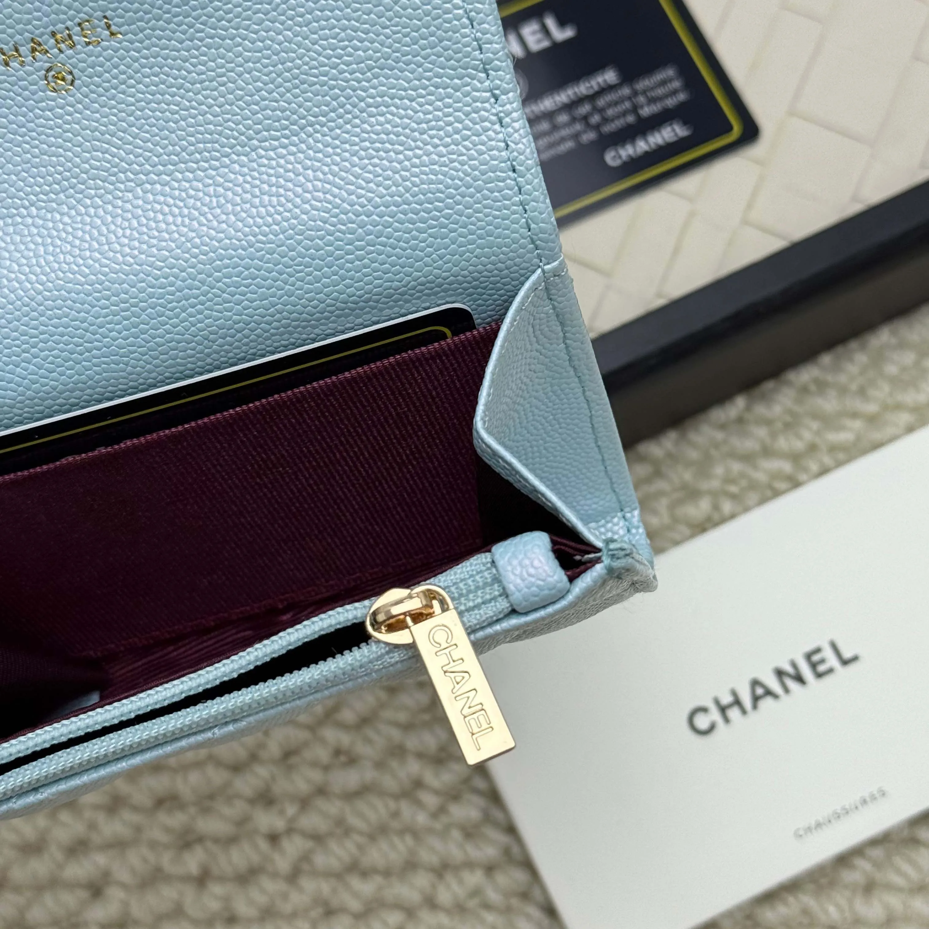 💰130 Chanel’s new product🍃card holder has arrived🍃. This card holder is more practical with an inner zipper😘The details are so beautiful, model number P468, size 11*8.5*3cm.