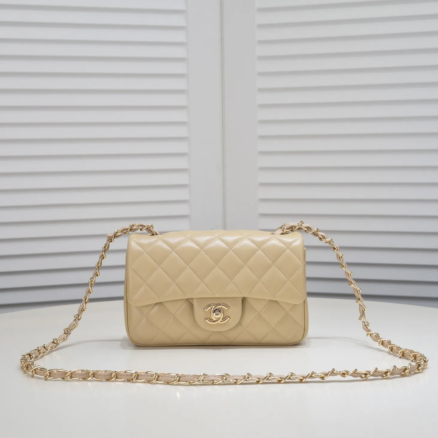 💰320￥Apricot CF versatile lambskin🌹 Chanel💃🏻‼ ️Eternal classic style [shy] noble temperament💃🏻favorite of celebrities🌟soft leather and high-end👍counter hardware exquisite workmanship to reject flaws [strong] both dazzling and feminine 😝[strong] luxurious and durable🌟Size: 20*14*7cm Style number: 1116