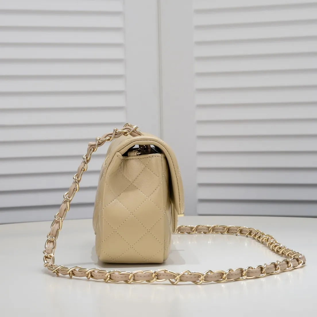 💰320￥Apricot CF versatile lambskin🌹 Chanel💃🏻‼ ️Eternal classic style [shy] noble temperament💃🏻favorite of celebrities🌟soft leather and high-end👍counter hardware exquisite workmanship to reject flaws [strong] both dazzling and feminine 😝[strong] luxurious and durable🌟Size: 20*14*7cm Style number: 1116