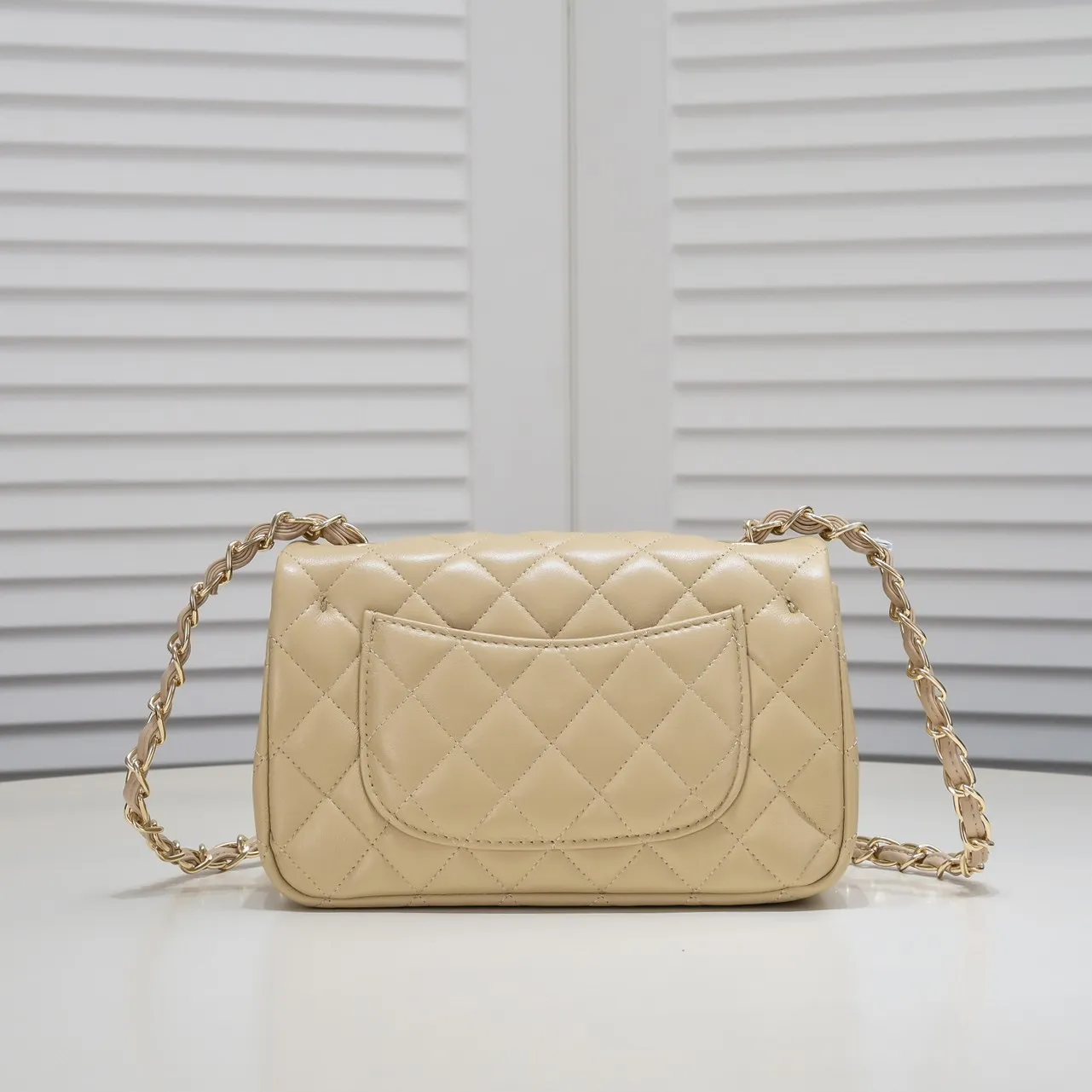 💰320￥Apricot CF versatile lambskin🌹 Chanel💃🏻‼ ️Eternal classic style [shy] noble temperament💃🏻favorite of celebrities🌟soft leather and high-end👍counter hardware exquisite workmanship to reject flaws [strong] both dazzling and feminine 😝[strong] luxurious and durable🌟Size: 20*14*7cm Style number: 1116