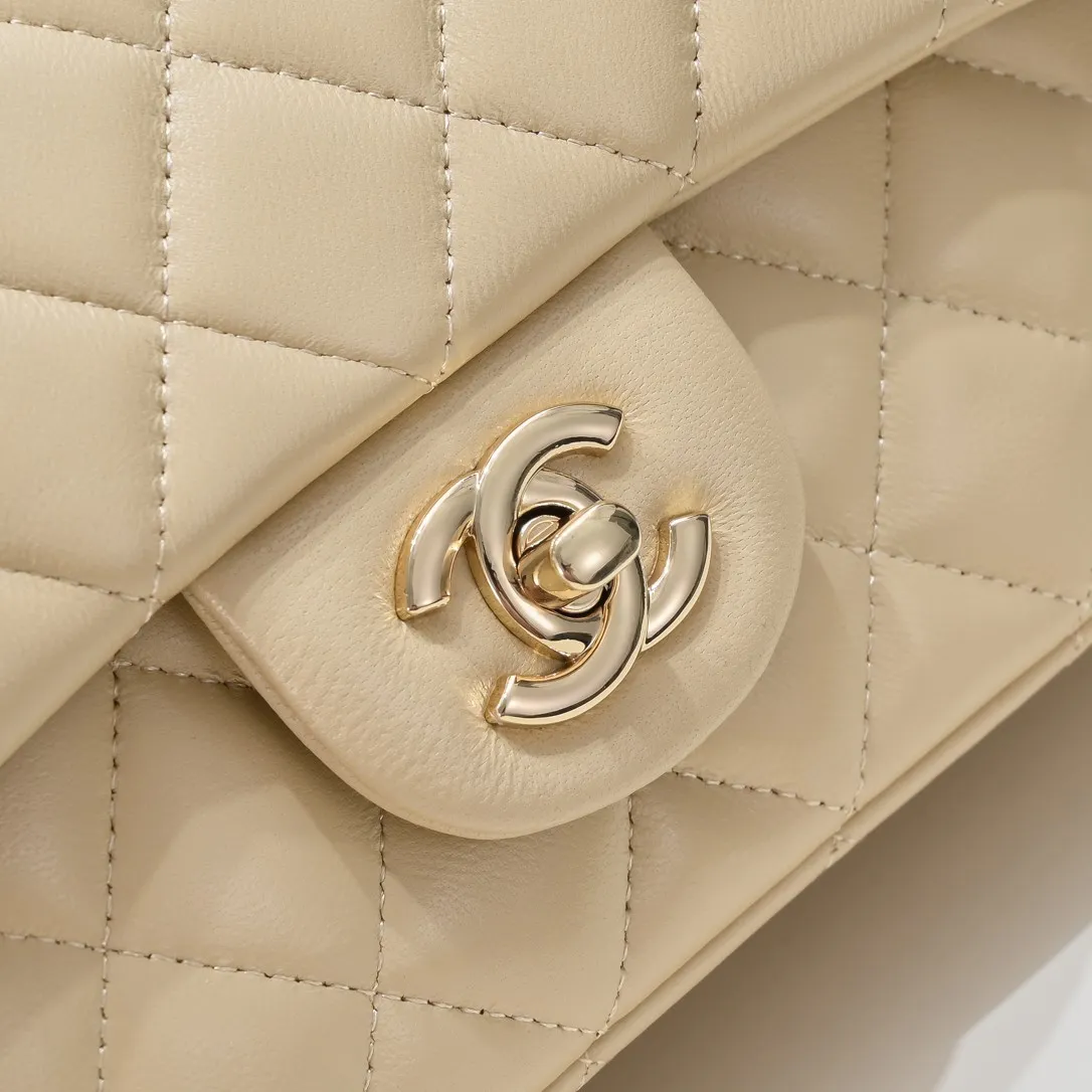 💰320￥Apricot CF versatile lambskin🌹 Chanel💃🏻‼ ️Eternal classic style [shy] noble temperament💃🏻favorite of celebrities🌟soft leather and high-end👍counter hardware exquisite workmanship to reject flaws [strong] both dazzling and feminine 😝[strong] luxurious and durable🌟Size: 20*14*7cm Style number: 1116