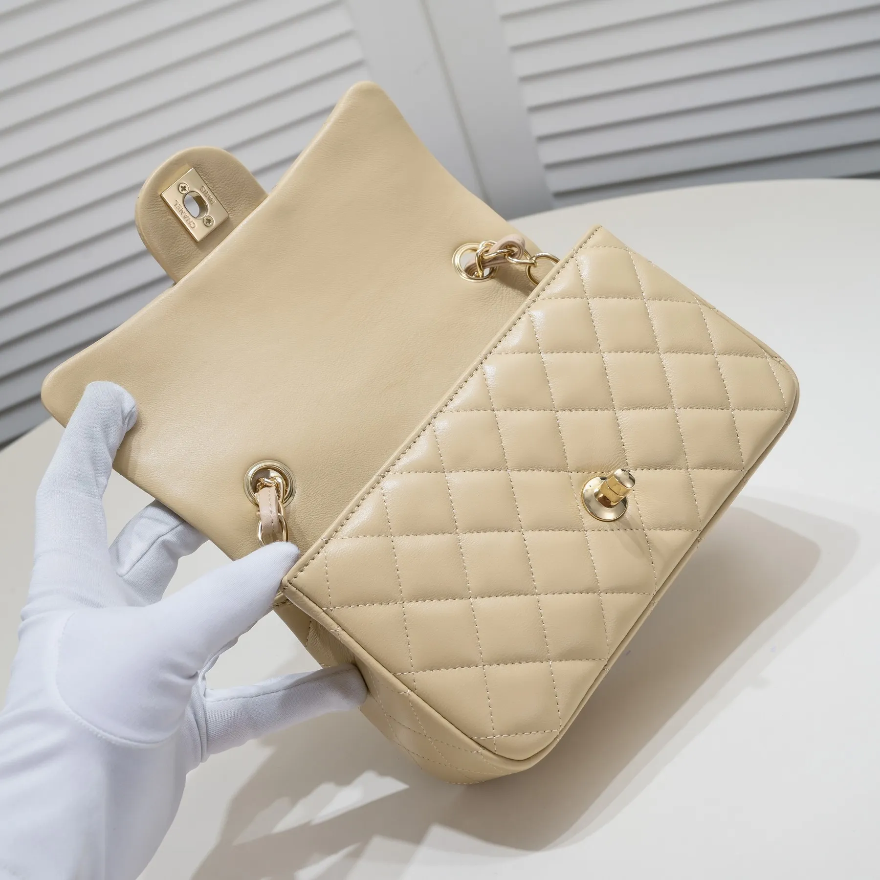 💰320￥Apricot CF versatile lambskin🌹 Chanel💃🏻‼ ️Eternal classic style [shy] noble temperament💃🏻favorite of celebrities🌟soft leather and high-end👍counter hardware exquisite workmanship to reject flaws [strong] both dazzling and feminine 😝[strong] luxurious and durable🌟Size: 20*14*7cm Style number: 1116