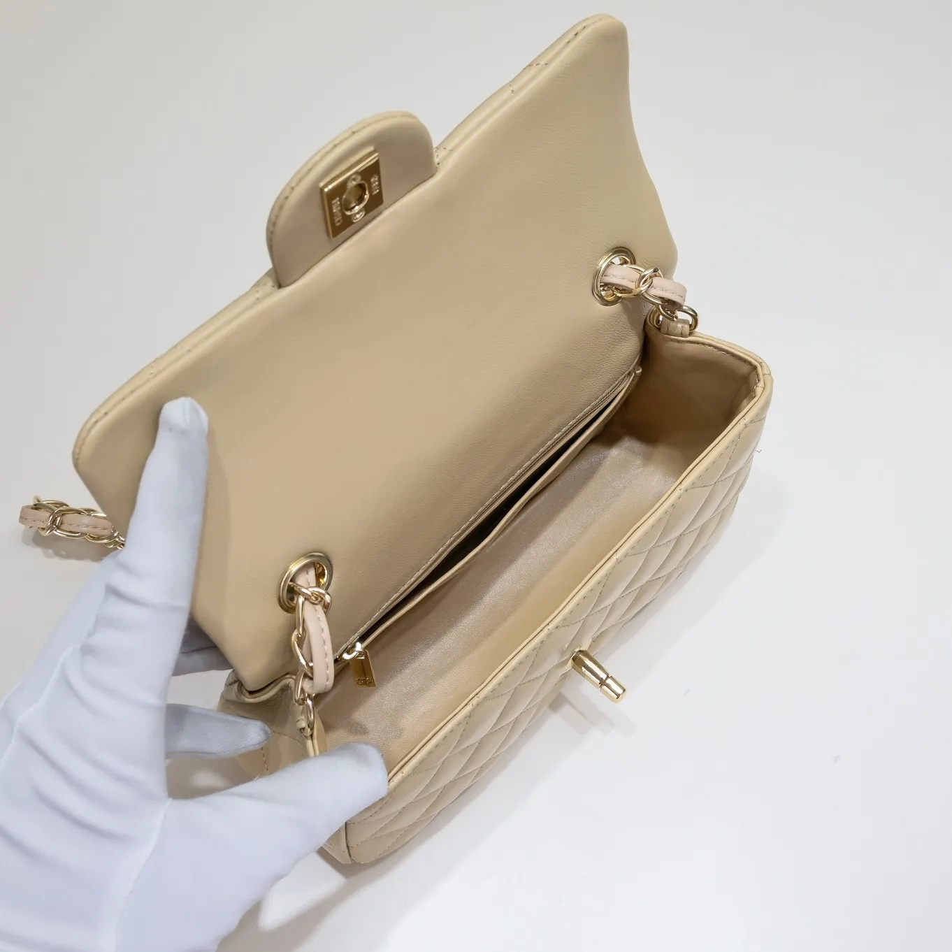💰320￥Apricot CF versatile lambskin🌹 Chanel💃🏻‼ ️Eternal classic style [shy] noble temperament💃🏻favorite of celebrities🌟soft leather and high-end👍counter hardware exquisite workmanship to reject flaws [strong] both dazzling and feminine 😝[strong] luxurious and durable🌟Size: 20*14*7cm Style number: 1116
