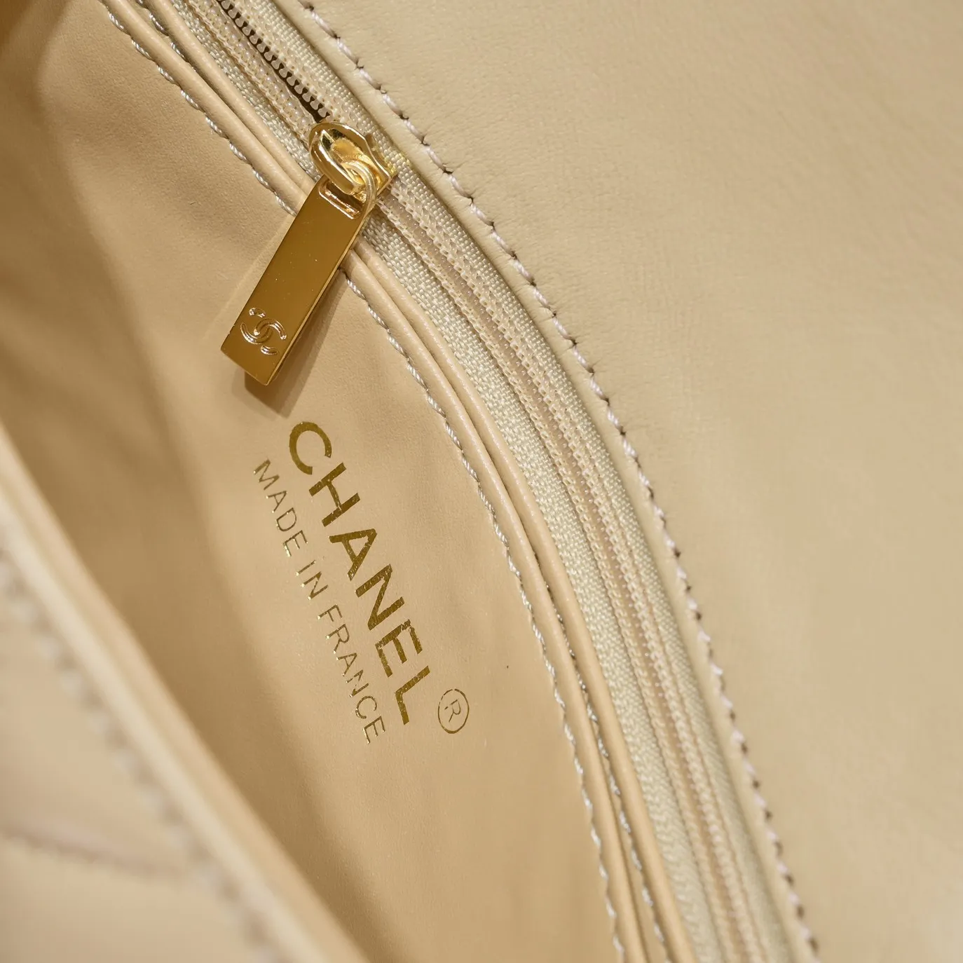 💰320￥Apricot CF versatile lambskin🌹 Chanel💃🏻‼ ️Eternal classic style [shy] noble temperament💃🏻favorite of celebrities🌟soft leather and high-end👍counter hardware exquisite workmanship to reject flaws [strong] both dazzling and feminine 😝[strong] luxurious and durable🌟Size: 20*14*7cm Style number: 1116