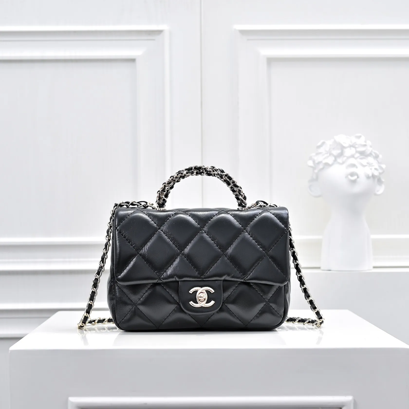 💰420￥Small size👑Chanel24B new series woc. The first layer of oil wax leather is both beautiful and very resistant. The twist handle is a new height of "twist-like" metal chain handle. It is an integrated fixed handle composed of three non-connected chains. Small size: 17x10cm, style number: 367