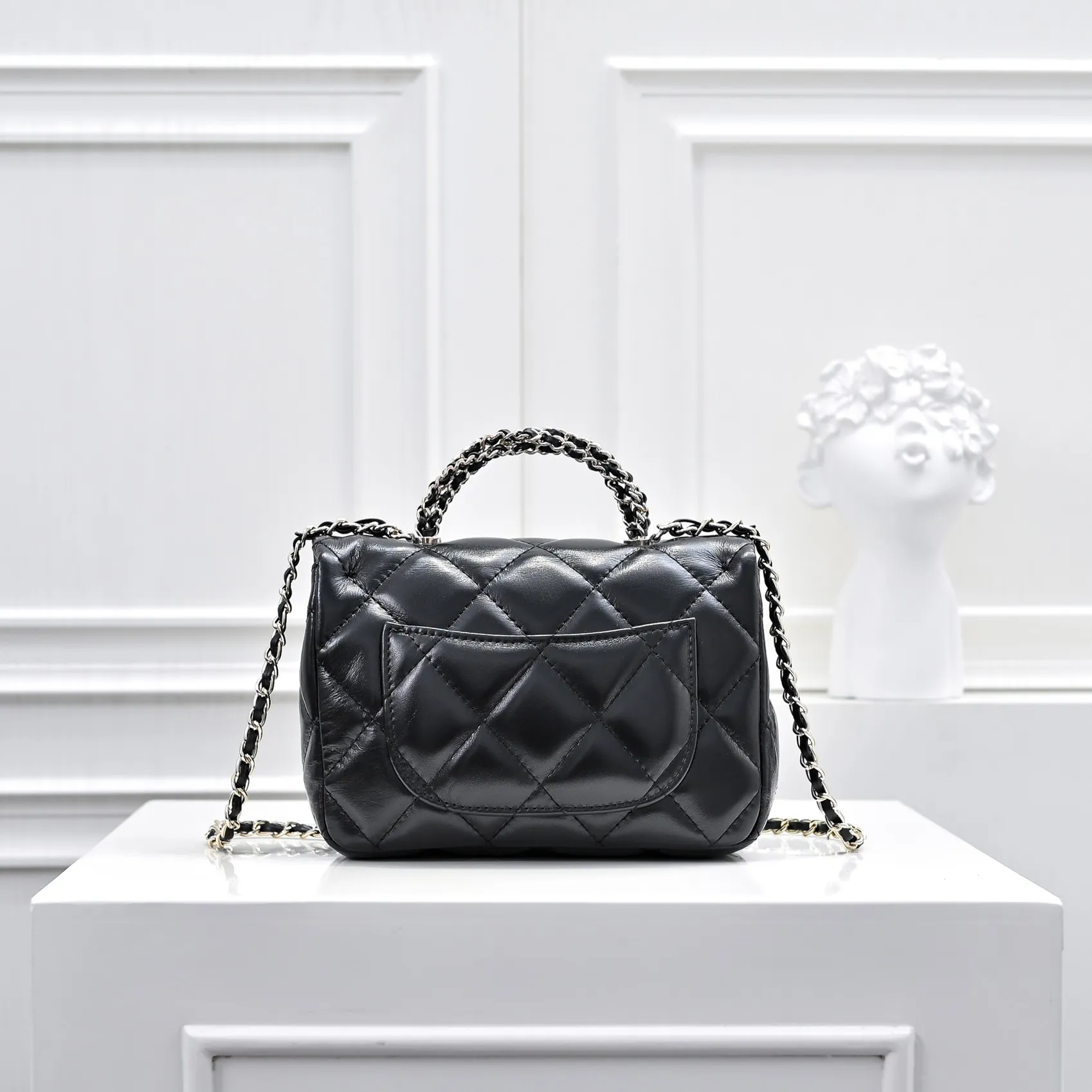 💰420￥Small size👑Chanel24B new series woc. The first layer of oil wax leather is both beautiful and very resistant. The twist handle is a new height of "twist-like" metal chain handle. It is an integrated fixed handle composed of three non-connected chains. Small size: 17x10cm, style number: 367