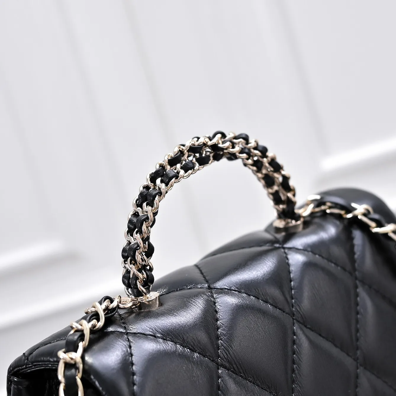 💰420￥Small size👑Chanel24B new series woc. The first layer of oil wax leather is both beautiful and very resistant. The twist handle is a new height of "twist-like" metal chain handle. It is an integrated fixed handle composed of three non-connected chains. Small size: 17x10cm, style number: 367