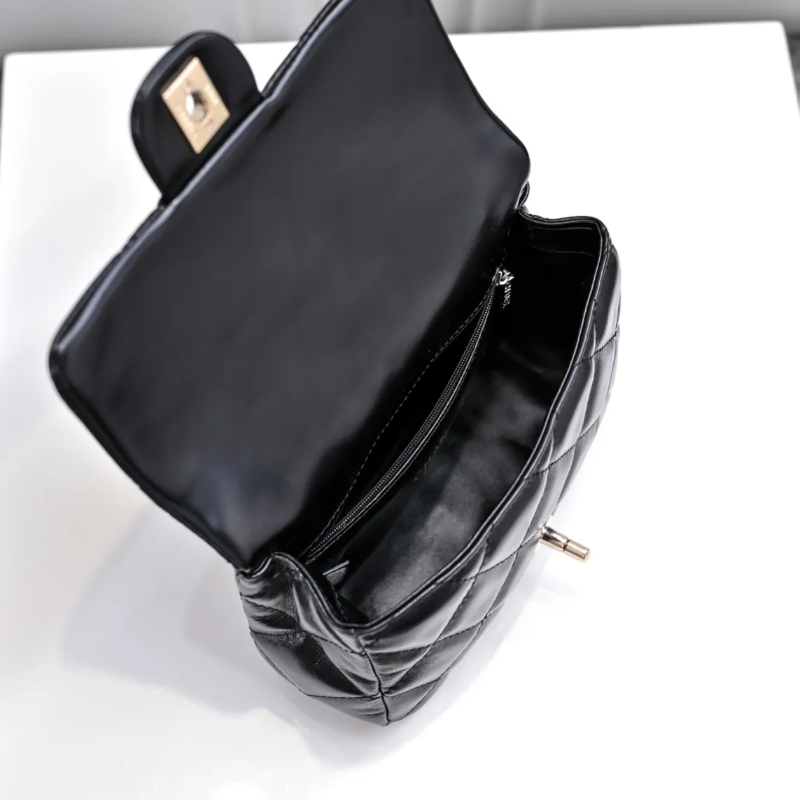 💰420￥Small size👑Chanel24B new series woc. The first layer of oil wax leather is both beautiful and very resistant. The twist handle is a new height of "twist-like" metal chain handle. It is an integrated fixed handle composed of three non-connected chains. Small size: 17x10cm, style number: 367