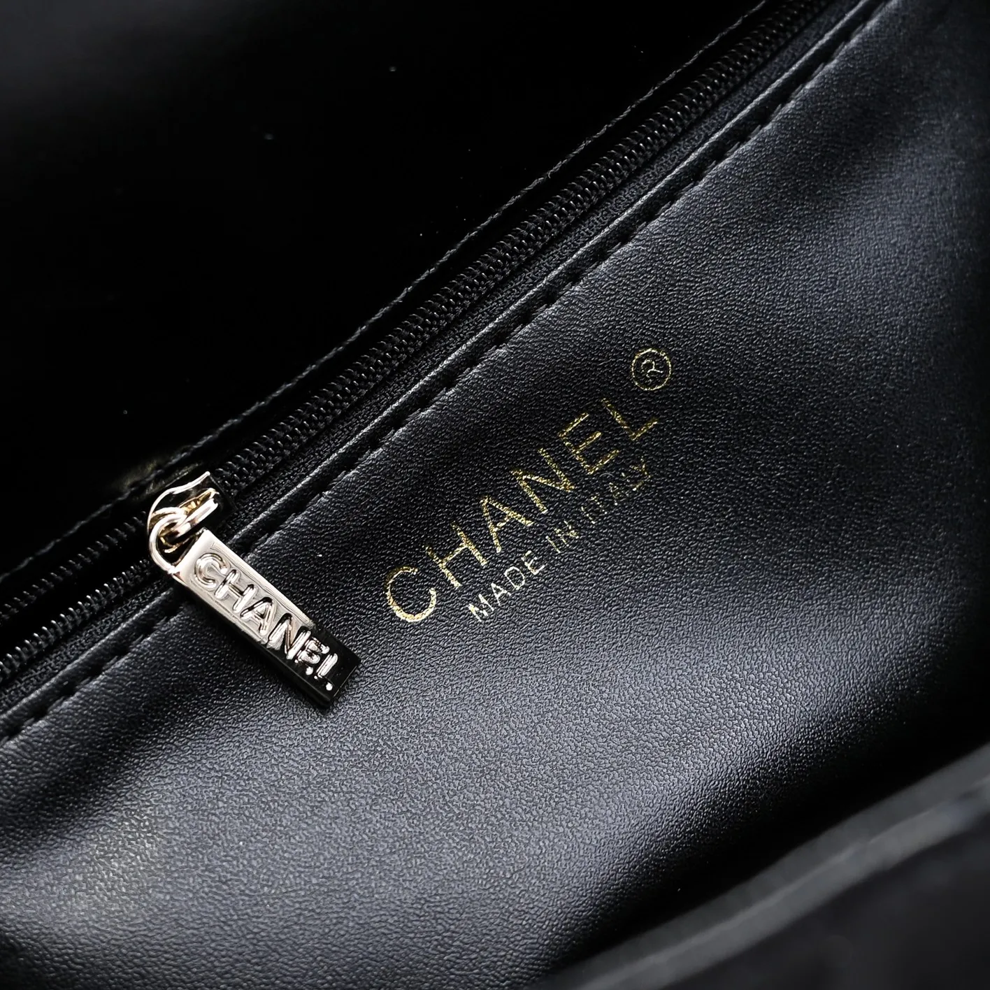 💰420￥Small size👑Chanel24B new series woc. The first layer of oil wax leather is both beautiful and very resistant. The twist handle is a new height of "twist-like" metal chain handle. It is an integrated fixed handle composed of three non-connected chains. Small size: 17x10cm, style number: 367
