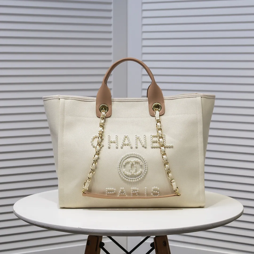 💰380￥4100 The most beautiful holiday style shopping bag in spring and summer. Chanel tote chain canvas beach bag in stock. New stripe😻✨This beach bag shopping bag is made of canvas material. Its simple and casual design is very popular. It is large in capacity and light and fashionable. In addition to being suitable for daily use, it is also more suitable for relaxed and casual wear when traveling. It is extremely practical! 💙 Size: 38*30*21cm / Style number: 66941