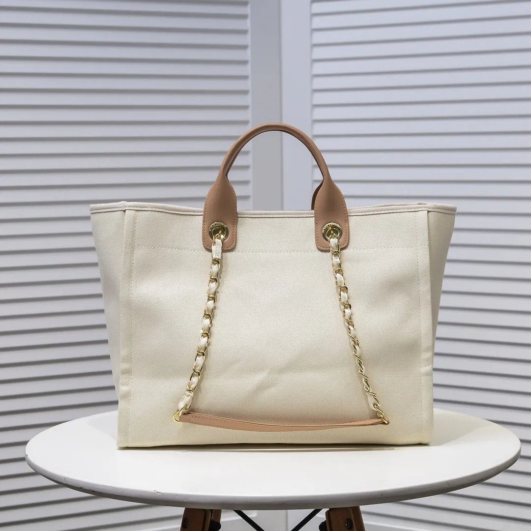 💰380￥4100 The most beautiful holiday style shopping bag in spring and summer. Chanel tote chain canvas beach bag in stock. New stripe😻✨This beach bag shopping bag is made of canvas material. Its simple and casual design is very popular. It is large in capacity and light and fashionable. In addition to being suitable for daily use, it is also more suitable for relaxed and casual wear when traveling. It is extremely practical! 💙 Size: 38*30*21cm / Style number: 66941