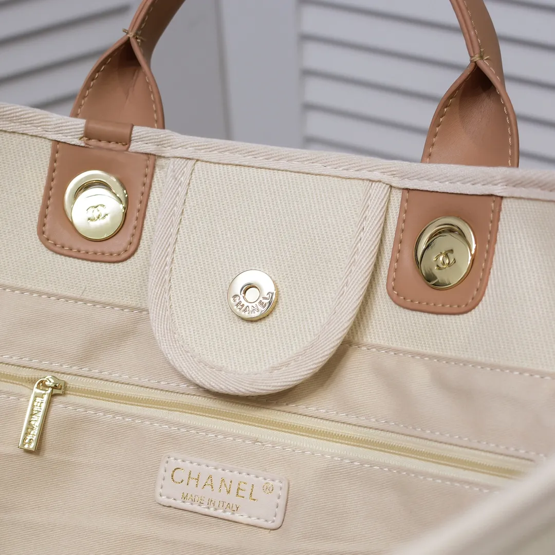 💰380￥4100 The most beautiful holiday style shopping bag in spring and summer. Chanel tote chain canvas beach bag in stock. New stripe😻✨This beach bag shopping bag is made of canvas material. Its simple and casual design is very popular. It is large in capacity and light and fashionable. In addition to being suitable for daily use, it is also more suitable for relaxed and casual wear when traveling. It is extremely practical! 💙 Size: 38*30*21cm / Style number: 66941