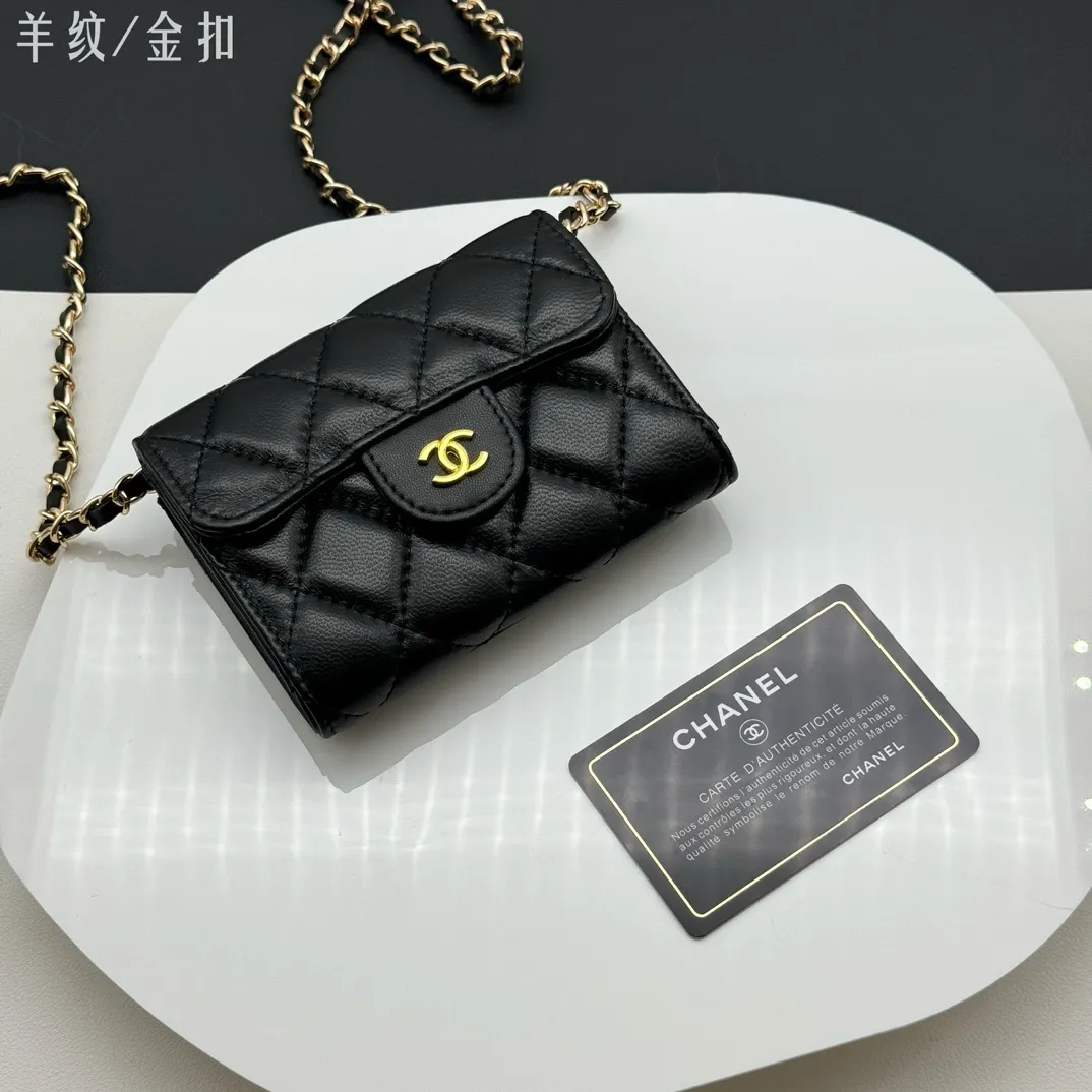 💰170 💎Top quality💖 Comes with gift box 𝑪𝑯𝑨𝑵𝑬𝑳Chanel Sheep pattern/black gold classic chain evening bag lambskin 💌CF series mini evening chain bag has a sense of design, the handle shape is clamshell decoration, exquisite and elegant, high-end retro. It can be worn as a crossbody or as a hand-held evening bag The chain can be wrapped twice around the bottom of the cover and can be used under the armpits. It has a practical soul and a good-looking appearance. I have to recommend it. It can hold mobile phones and card slots, and it looks good when going out. The two built-in compartments with a pattern have a large capacity and a back pocket, which is really convenient. Style number: AP506 Size 12x8.5x2.5cm