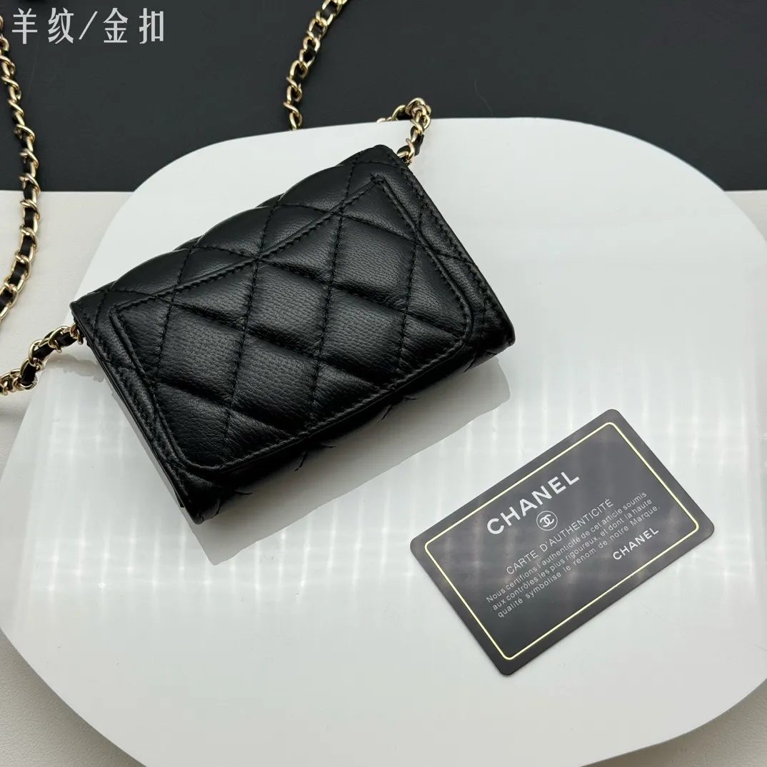 💰170 💎Top quality💖 Comes with gift box 𝑪𝑯𝑨𝑵𝑬𝑳Chanel Sheep pattern/black gold classic chain evening bag lambskin 💌CF series mini evening chain bag has a sense of design, the handle shape is clamshell decoration, exquisite and elegant, high-end retro. It can be worn as a crossbody or as a hand-held evening bag The chain can be wrapped twice around the bottom of the cover and can be used under the armpits. It has a practical soul and a good-looking appearance. I have to recommend it. It can hold mobile phones and card slots, and it looks good when going out. The two built-in compartments with a pattern have a large capacity and a back pocket, which is really convenient. Style number: AP506 Size 12x8.5x2.5cm