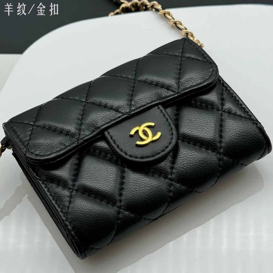 💰170 💎Top quality💖 Comes with gift box 𝑪𝑯𝑨𝑵𝑬𝑳Chanel Sheep pattern/black gold classic chain evening bag lambskin 💌CF series mini evening chain bag has a sense of design, the handle shape is clamshell decoration, exquisite and elegant, high-end retro. It can be worn as a crossbody or as a hand-held evening bag The chain can be wrapped twice around the bottom of the cover and can be used under the armpits. It has a practical soul and a good-looking appearance. I have to recommend it. It can hold mobile phones and card slots, and it looks good when going out. The two built-in compartments with a pattern have a large capacity and a back pocket, which is really convenient. Style number: AP506 Size 12x8.5x2.5cm