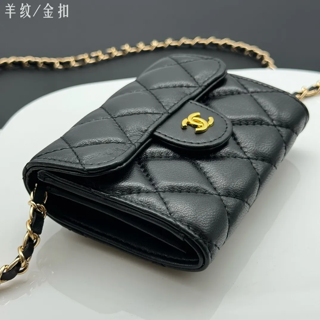 💰170 💎Top quality💖 Comes with gift box 𝑪𝑯𝑨𝑵𝑬𝑳Chanel Sheep pattern/black gold classic chain evening bag lambskin 💌CF series mini evening chain bag has a sense of design, the handle shape is clamshell decoration, exquisite and elegant, high-end retro. It can be worn as a crossbody or as a hand-held evening bag The chain can be wrapped twice around the bottom of the cover and can be used under the armpits. It has a practical soul and a good-looking appearance. I have to recommend it. It can hold mobile phones and card slots, and it looks good when going out. The two built-in compartments with a pattern have a large capacity and a back pocket, which is really convenient. Style number: AP506 Size 12x8.5x2.5cm