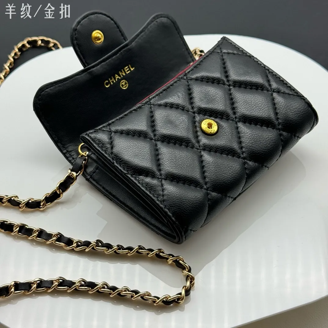 💰170 💎Top quality💖 Comes with gift box 𝑪𝑯𝑨𝑵𝑬𝑳Chanel Sheep pattern/black gold classic chain evening bag lambskin 💌CF series mini evening chain bag has a sense of design, the handle shape is clamshell decoration, exquisite and elegant, high-end retro. It can be worn as a crossbody or as a hand-held evening bag The chain can be wrapped twice around the bottom of the cover and can be used under the armpits. It has a practical soul and a good-looking appearance. I have to recommend it. It can hold mobile phones and card slots, and it looks good when going out. The two built-in compartments with a pattern have a large capacity and a back pocket, which is really convenient. Style number: AP506 Size 12x8.5x2.5cm