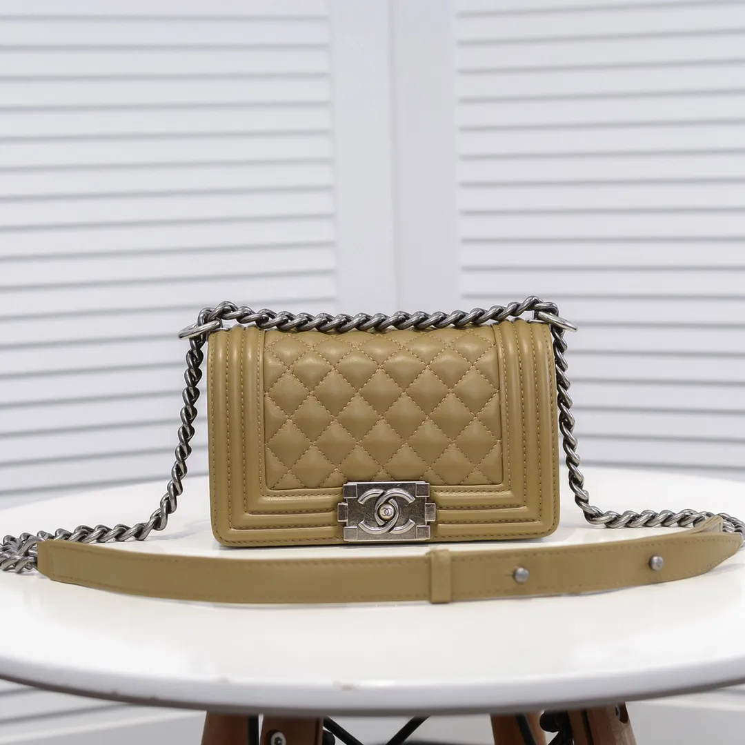 💰400￥ (Full sheepskin with original hardware) [Smile] Chanel Chanel 👑 Lambskin [Lightning] Thickened electroplated hardware accessories 🌈 The workmanship is comparable to the original order 💪 The bottom can be pinched and rebounded without trace, absolutely spot-on and real-life, fashionable and durable 💪💪 High-end quality, no pressure in and out of the drill cabinet 💏, size 20*12*7cm, style number 67085