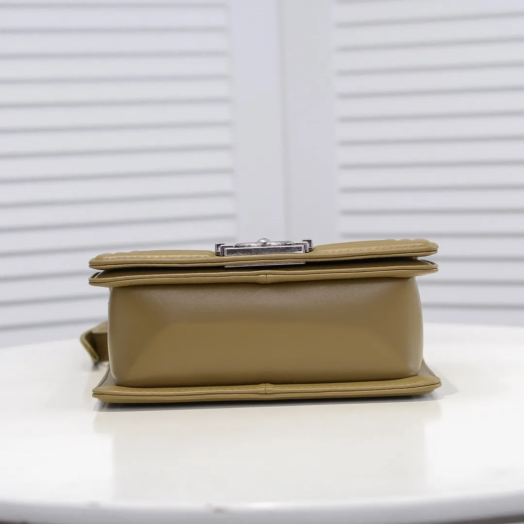 💰400￥ (Full sheepskin with original hardware) [Smile] Chanel Chanel 👑 Lambskin [Lightning] Thickened electroplated hardware accessories 🌈 The workmanship is comparable to the original order 💪 The bottom can be pinched and rebounded without trace, absolutely spot-on and real-life, fashionable and durable 💪💪 High-end quality, no pressure in and out of the drill cabinet 💏, size 20*12*7cm, style number 67085