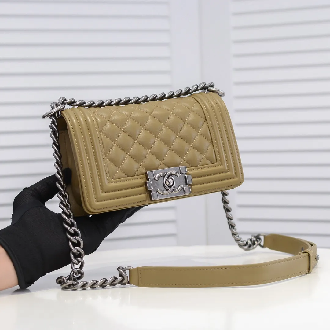 💰400￥ (Full sheepskin with original hardware) [Smile] Chanel Chanel 👑 Lambskin [Lightning] Thickened electroplated hardware accessories 🌈 The workmanship is comparable to the original order 💪 The bottom can be pinched and rebounded without trace, absolutely spot-on and real-life, fashionable and durable 💪💪 High-end quality, no pressure in and out of the drill cabinet 💏, size 20*12*7cm, style number 67085