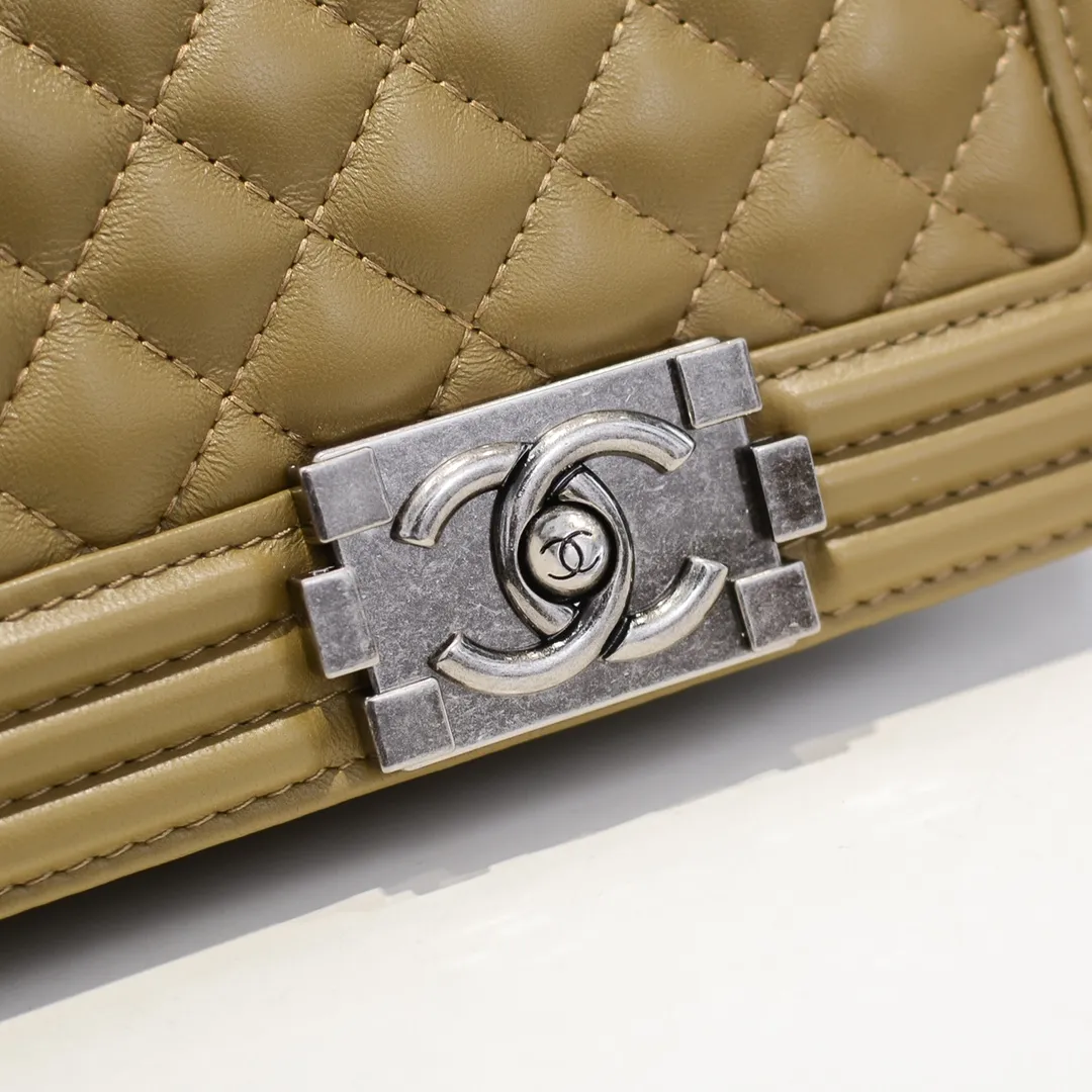 💰400￥ (Full sheepskin with original hardware) [Smile] Chanel Chanel 👑 Lambskin [Lightning] Thickened electroplated hardware accessories 🌈 The workmanship is comparable to the original order 💪 The bottom can be pinched and rebounded without trace, absolutely spot-on and real-life, fashionable and durable 💪💪 High-end quality, no pressure in and out of the drill cabinet 💏, size 20*12*7cm, style number 67085