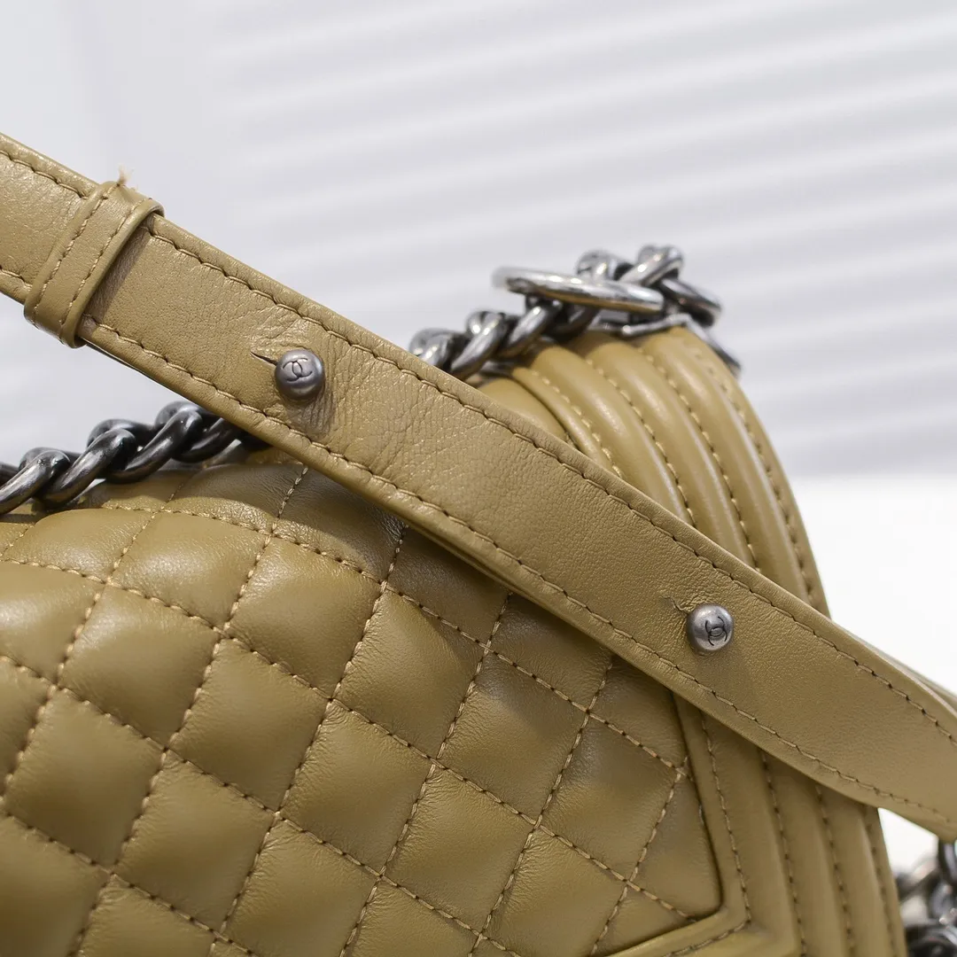 💰400￥ (Full sheepskin with original hardware) [Smile] Chanel Chanel 👑 Lambskin [Lightning] Thickened electroplated hardware accessories 🌈 The workmanship is comparable to the original order 💪 The bottom can be pinched and rebounded without trace, absolutely spot-on and real-life, fashionable and durable 💪💪 High-end quality, no pressure in and out of the drill cabinet 💏, size 20*12*7cm, style number 67085