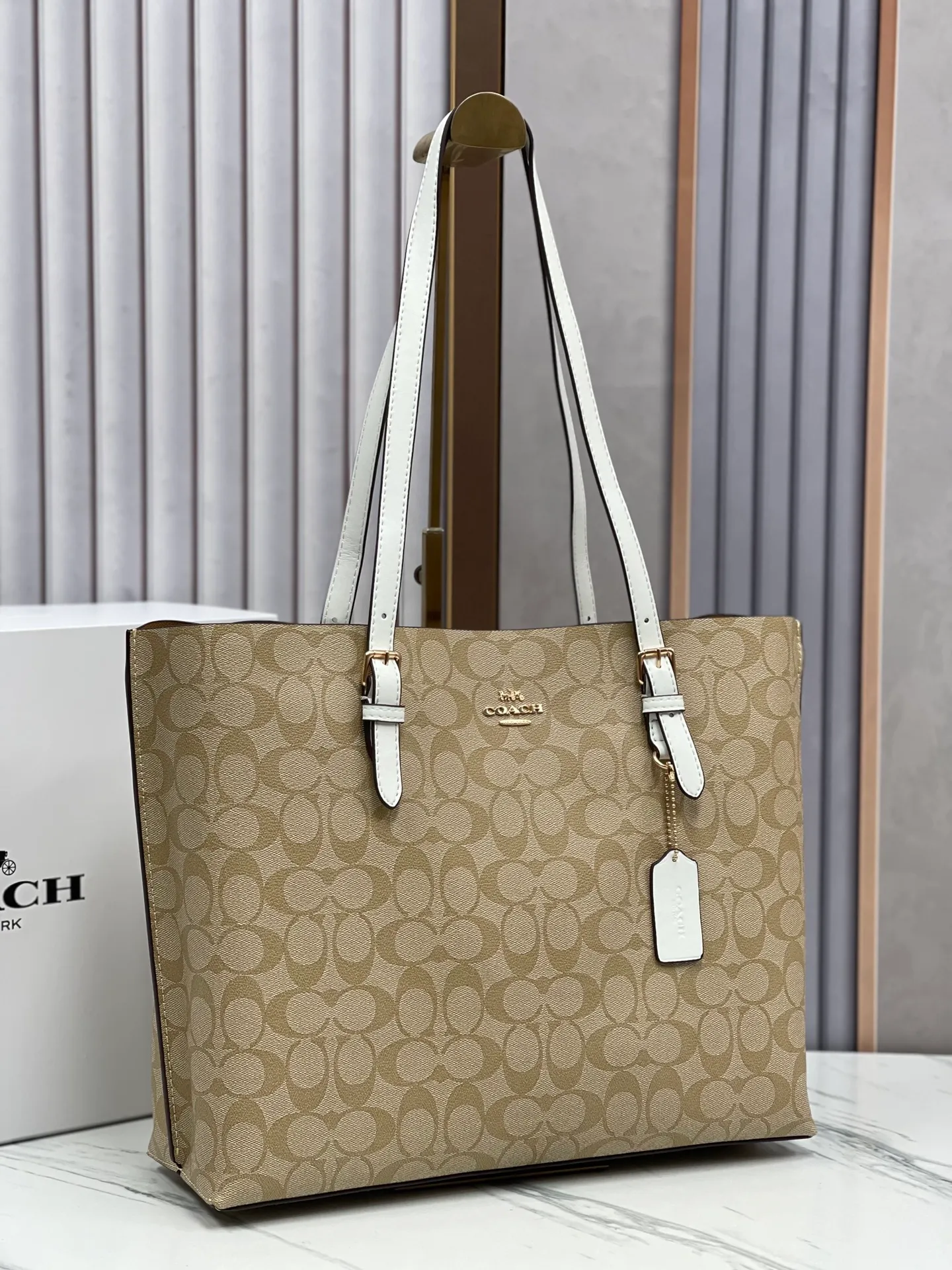 P440¥Coach’s counter model mollie tote series, model 1665, the new tote bag, the latest style, with compartments and zippers, convenient and private, and will make you consciously load them in categories. New bag appearance, large capacity, original opening. Size approximately 34/13/28,