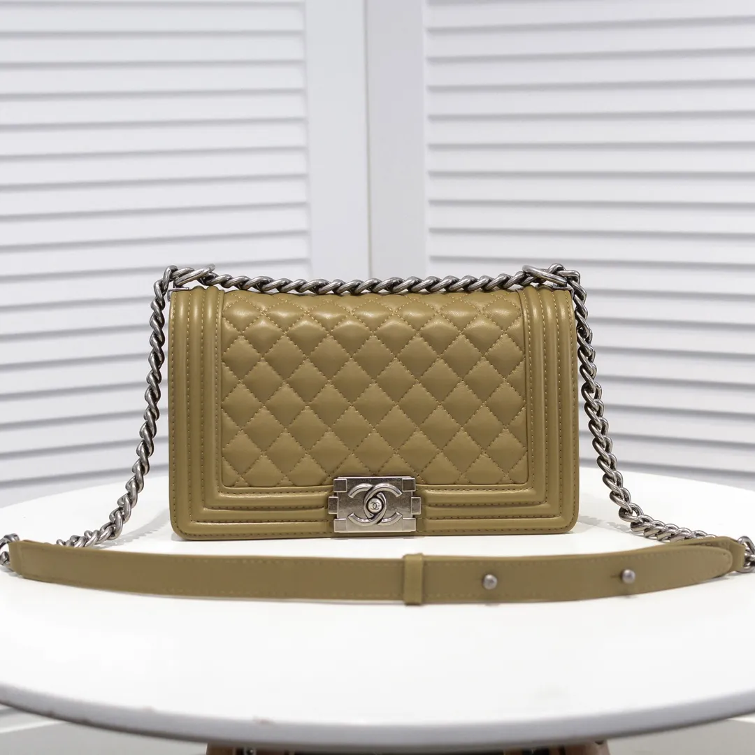💰420￥ (Full sheepskin with original hardware) [Smile] Chanel Chanel 👑 Lambskin [Lightning] Thickened electroplated hardware accessories 🌈 The workmanship is comparable to the original order 💪 The bottom can be pinched and rebounded without trace, absolutely spot-on and real-life, fashionable and durable 💪💪 High-end quality, no pressure in and out of the drill cabinet 💏, size 25*15*8cm Style number: 67086